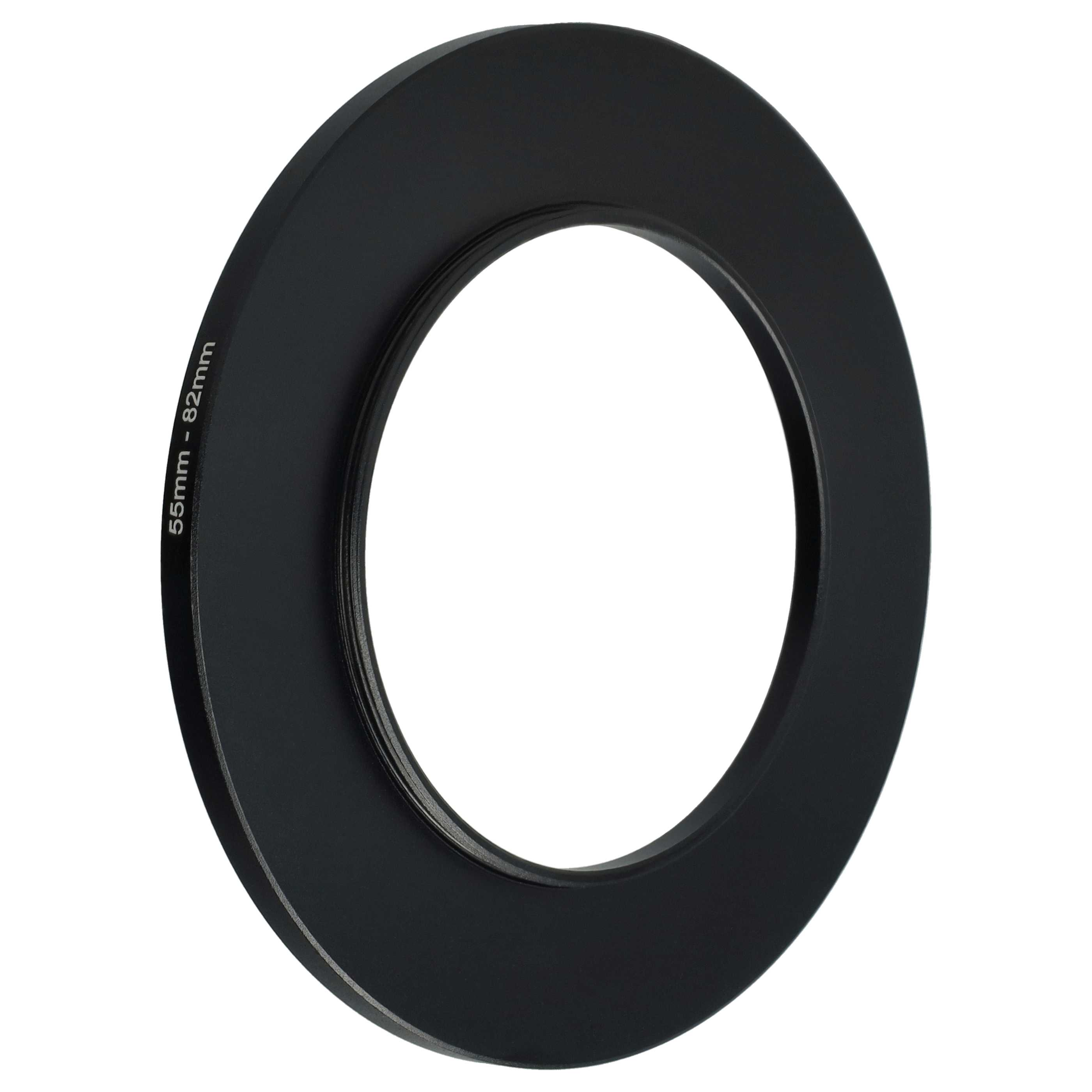 Ein schwarzer Objektivadapterring mit den Abmessungen 55mm - 82mm. Auf weißem Hintergrund.