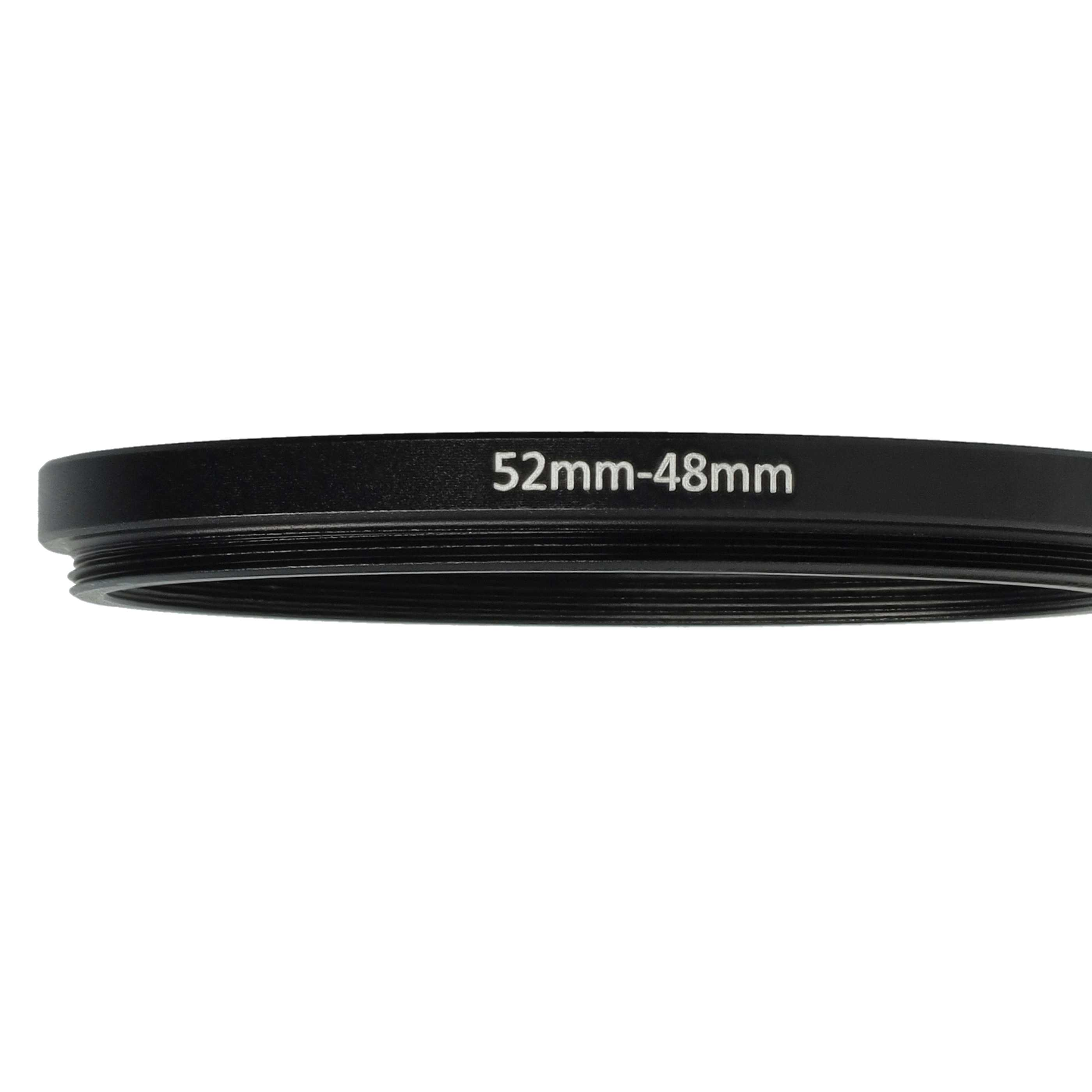 Ein schwarzer Adapterring, 52 mm-48 mm, auf weißem Hintergrund. Der Ring hat Gewinde und Text. Der Hintergrund ist klar.