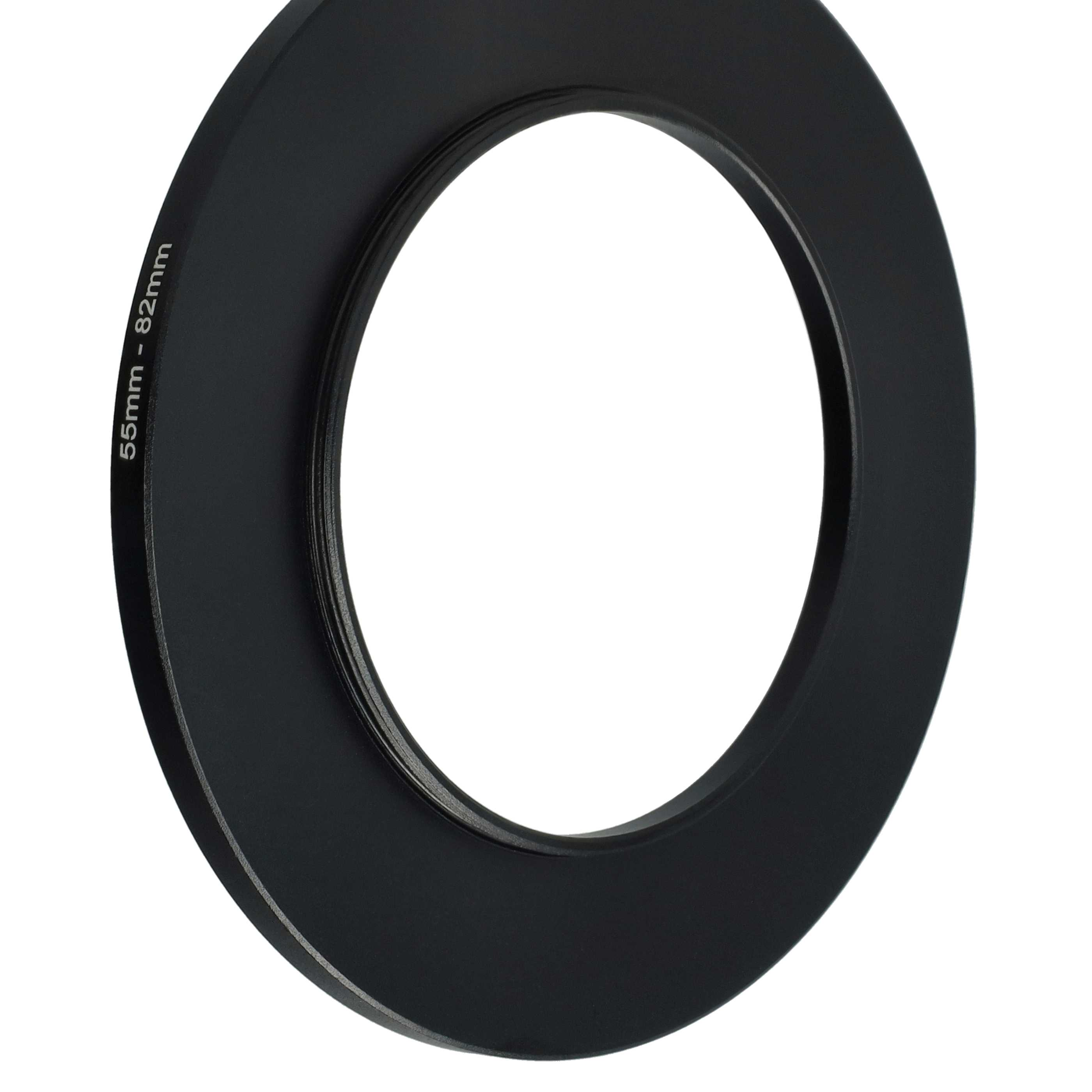 Ein schwarzer Metallringadapter mit kreisförmigem Design. Text an der Seite zeigt die Größe: 55 mm - 82 mm. Weißer Hintergrund.