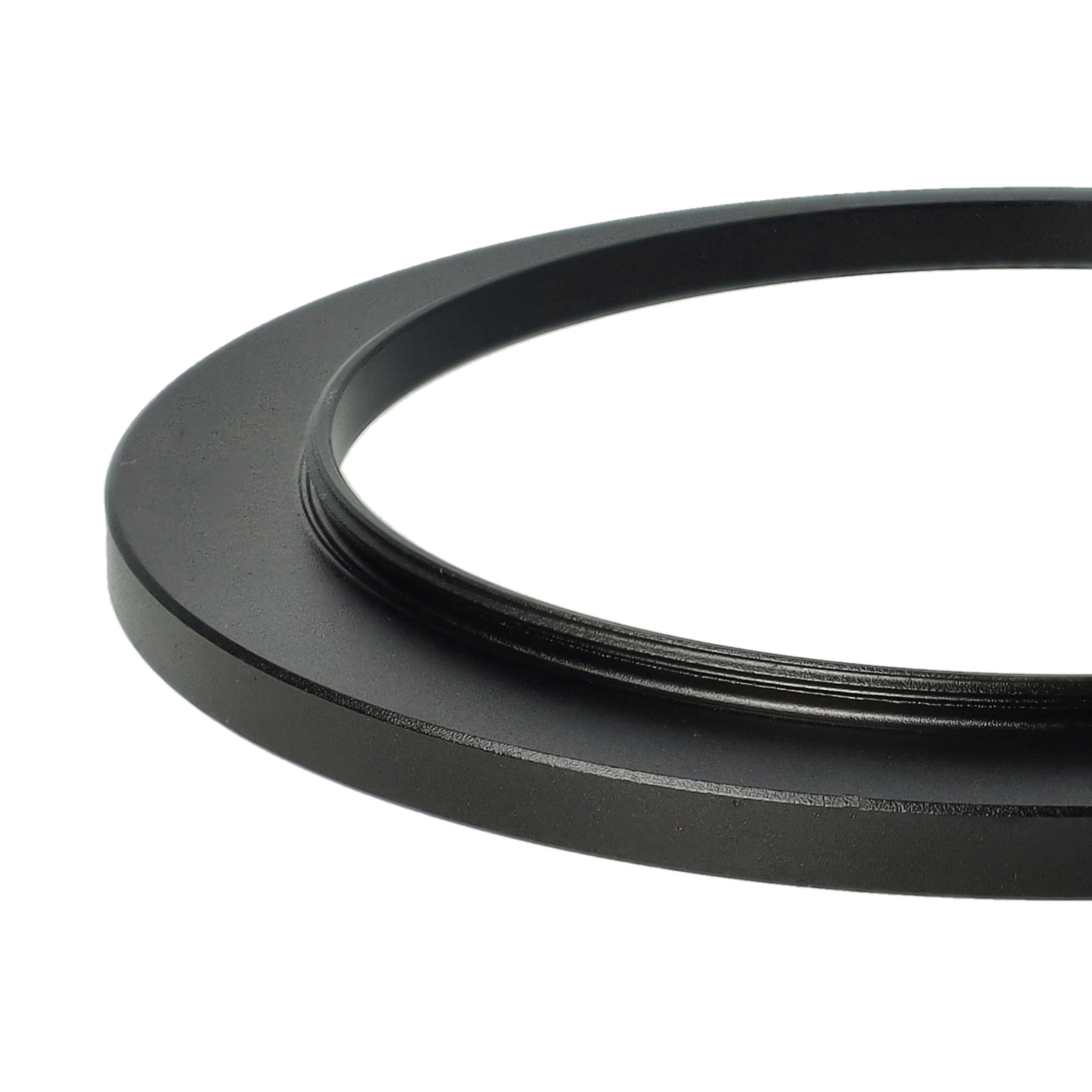 Nahaufnahme eines schwarzen Metallrings, wahrscheinlich ein Objektivadapter, vor weißem Hintergrund. Der Ring ist kreisförmig und hat ein Innengewinde.