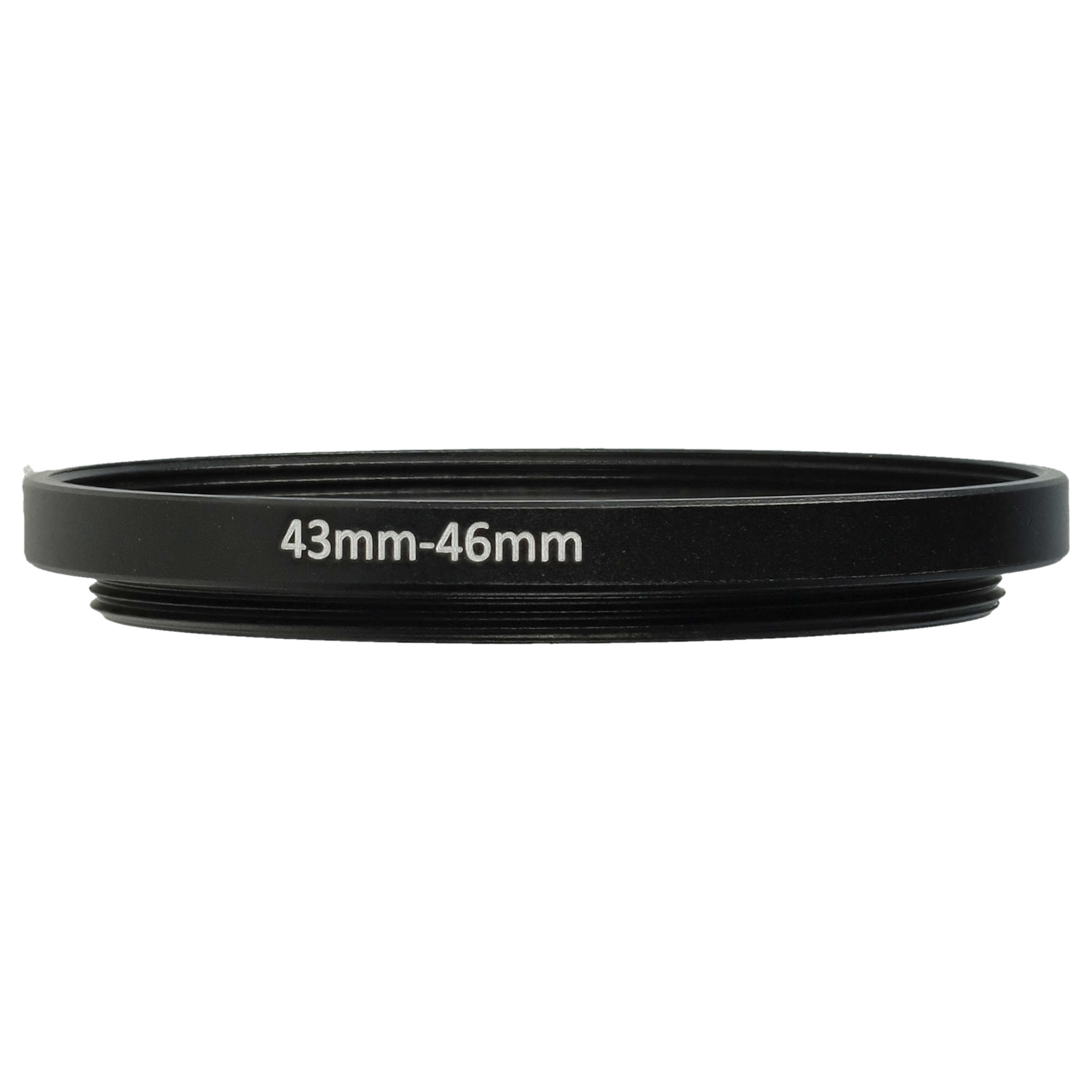 Schwarzer Kameraobjektivadapterring mit der Aufschrift '43mm-46mm'. Weißer Hintergrund.