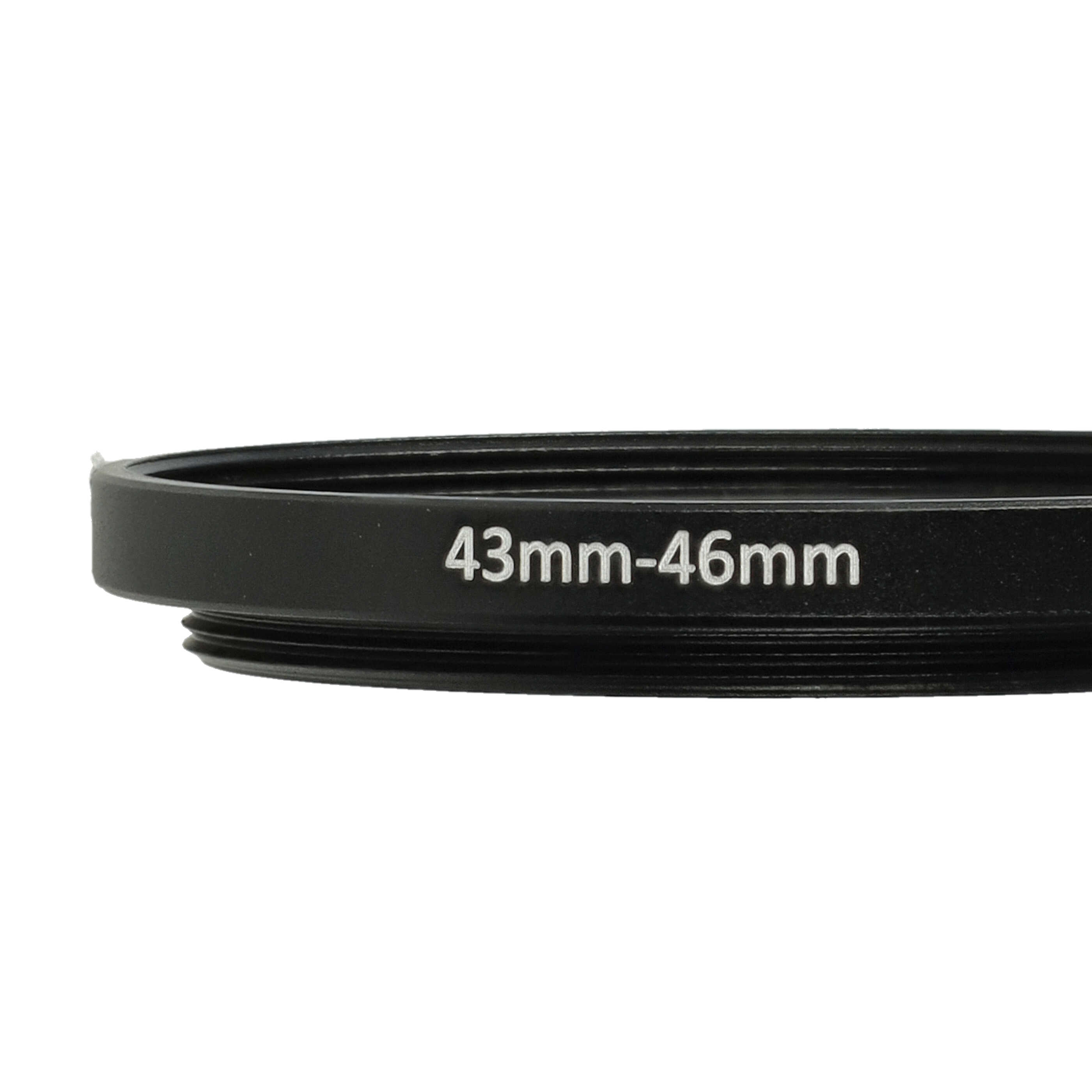 Ein schwarzer Metallring mit weißem Text '43mm-46mm' auf weißem Hintergrund, Teil eines Kameraobjektivadapters.