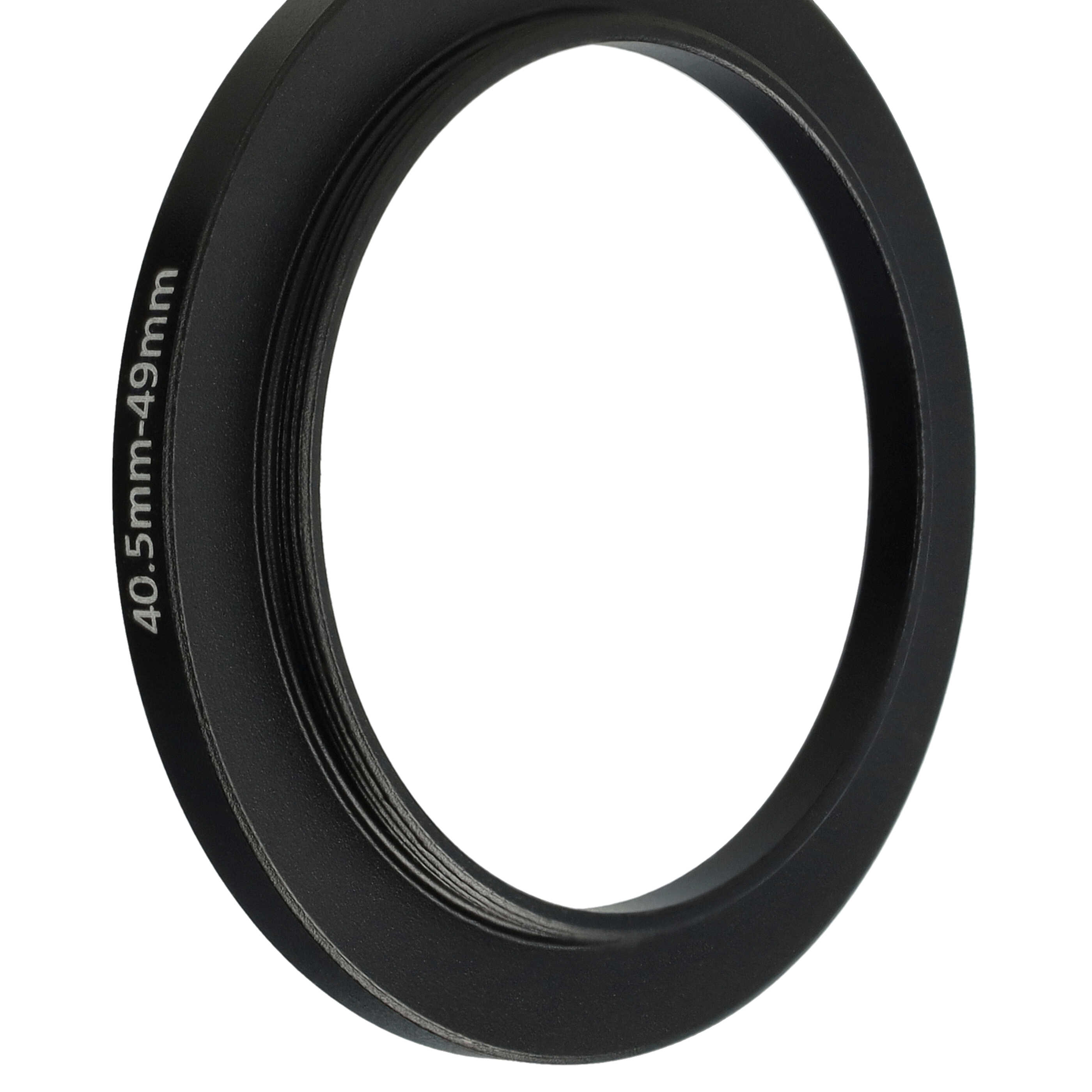 Ein schwarzer Metallring mit der Aufschrift 40,5 mm-49 mm, vor weißem Hintergrund. Der Ring ist kreisförmig.