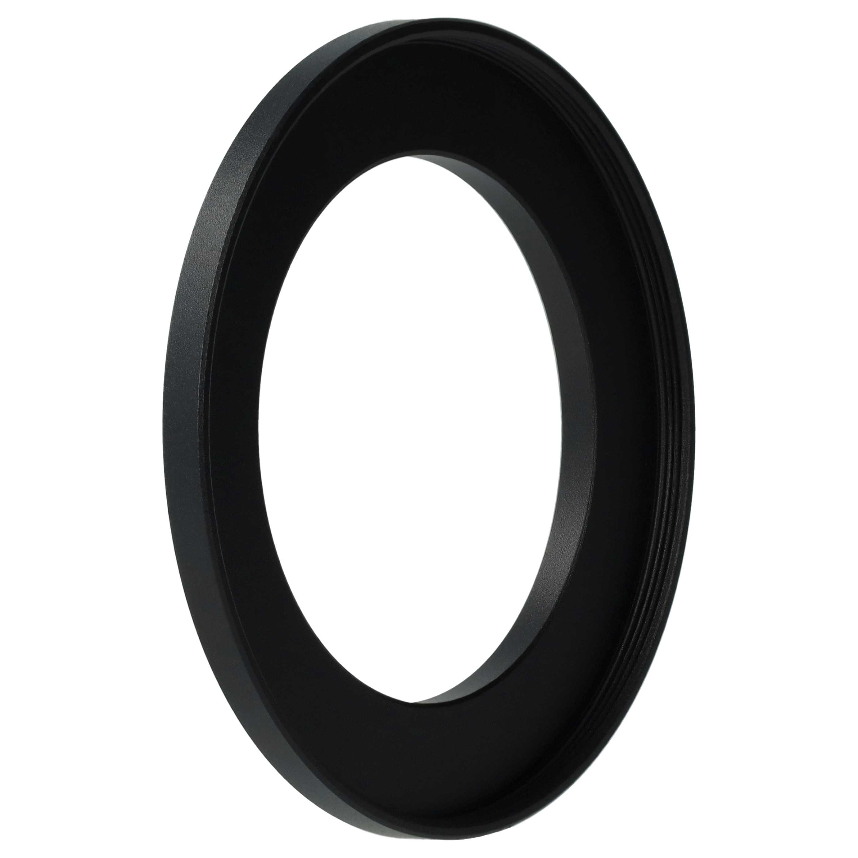 Ein schwarzer, kreisförmiger Objektivadapterring. Der Ring ist auf weißem Hintergrund zentriert.