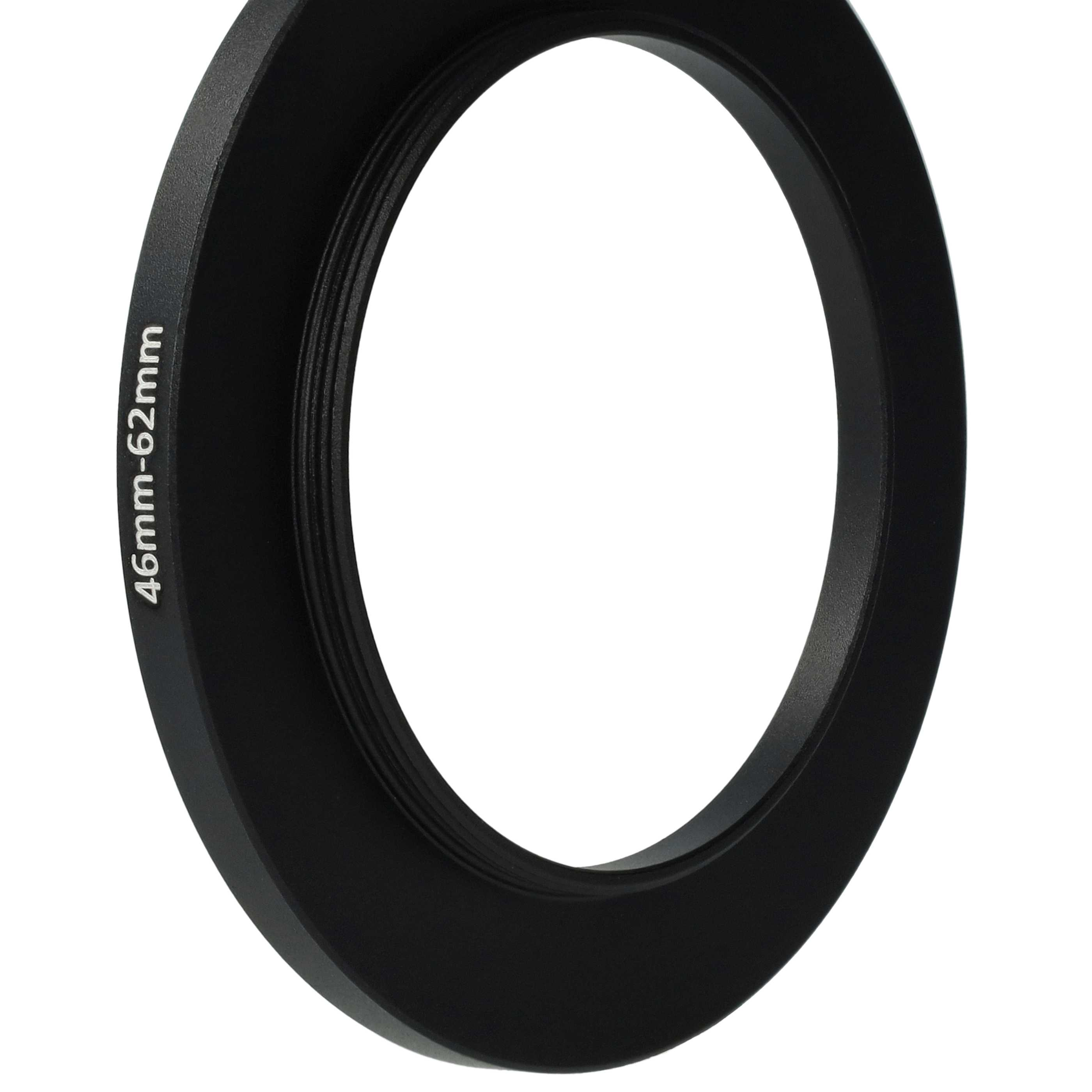 Ein schwarzer, kreisförmiger Objektivadapter. Es hat ein weißes Innere. Der Text auf der Seite lautet '46mm-62mm'.