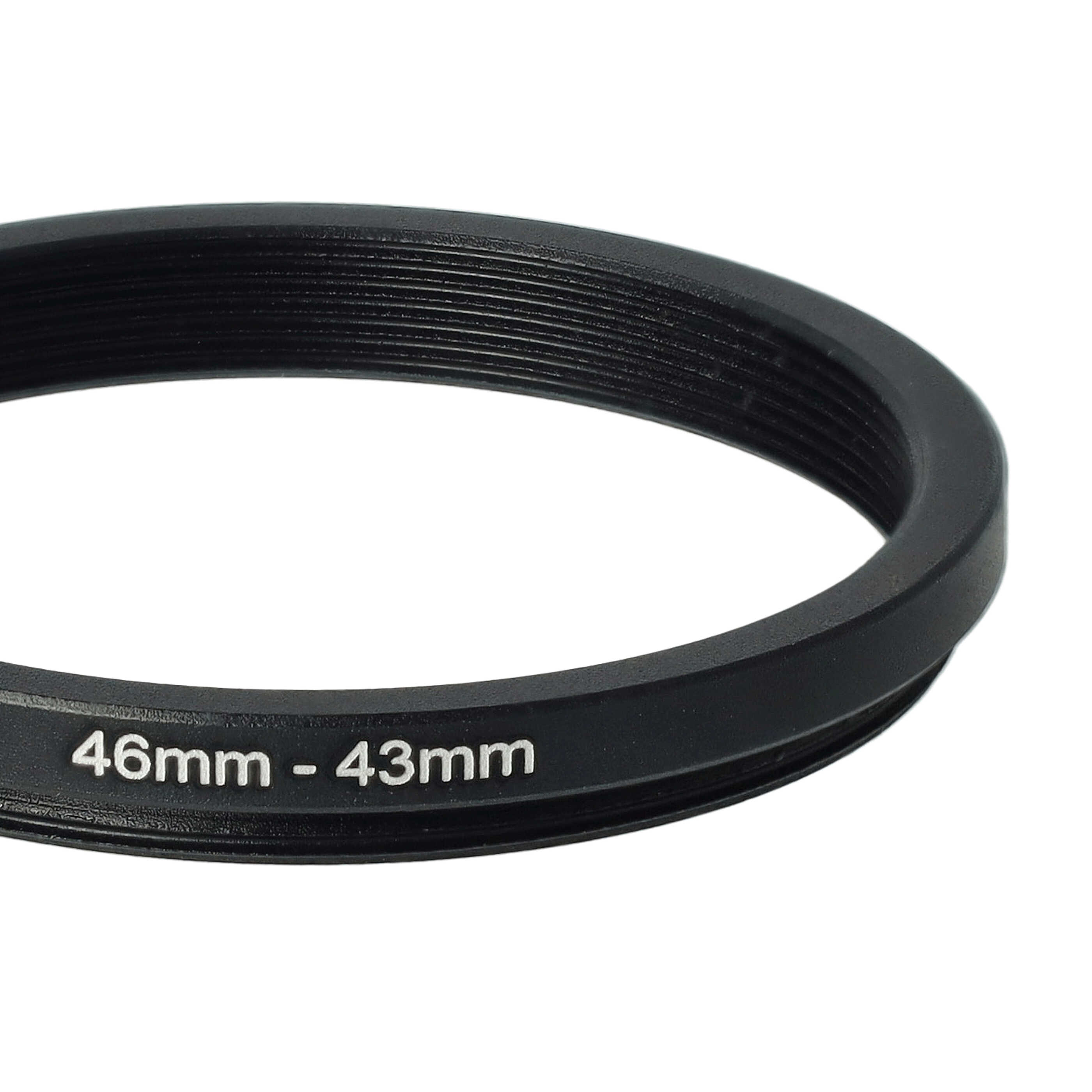 Ein schwarzer Metallring mit Gewinde, beschriftet mit 46 mm-43 mm, vor weißem Hintergrund. Der Ring ist gebogen.