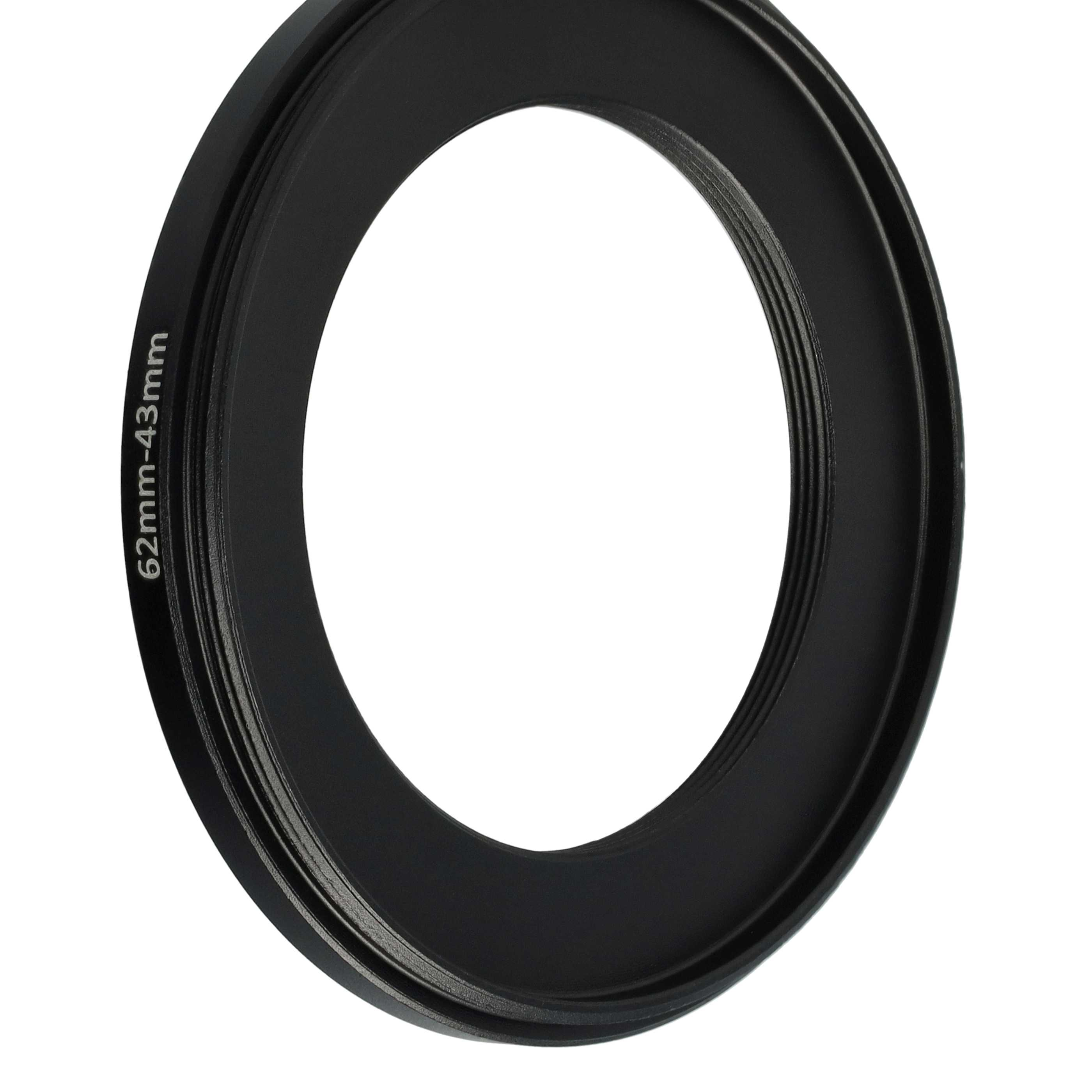 Ein schwarzer 62mm-43mm Kameraobjektiv-Adapterring. Der Ring ist auf weißem Hintergrund zentriert.