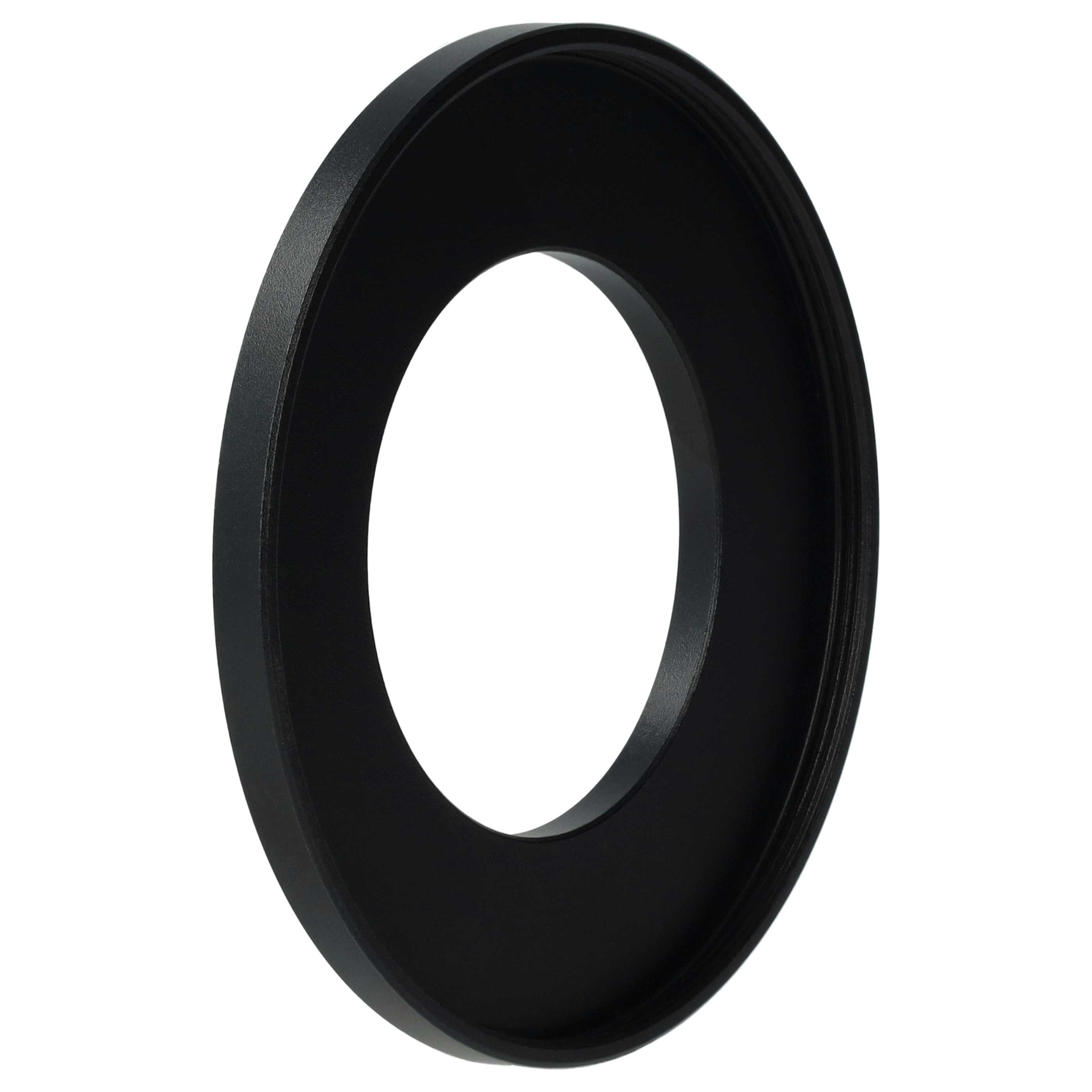 Ein schwarzer, kreisförmiger Objektivadapterring, aus leichtem Winkel vor weißem Hintergrund. Der Ring hat ein mattes Finish.