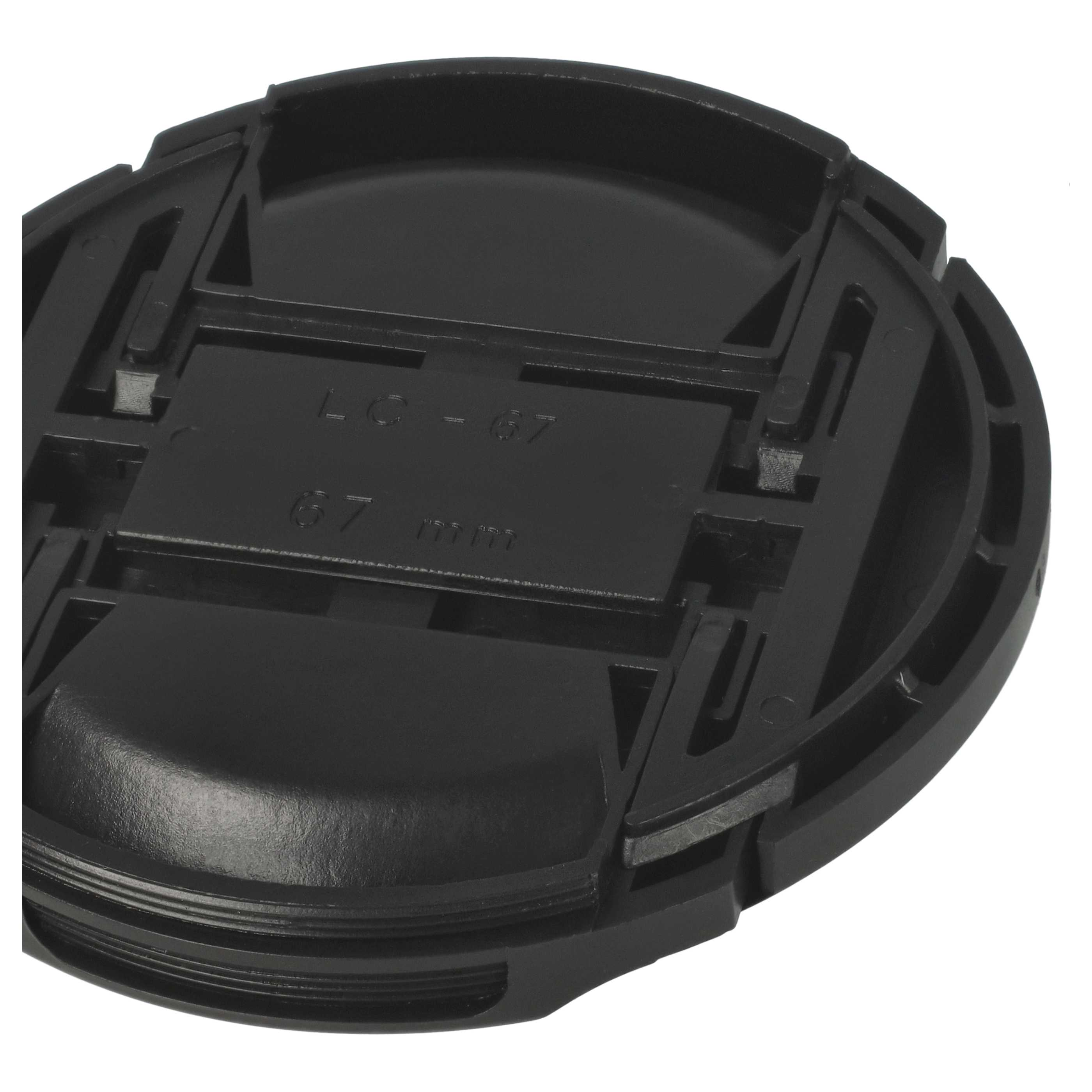 Eine schwarze Objektivkappe. Sie hat einen Mittelteil mit der Aufschrift 'LC-67 67 mm'. Die Kappe hat ein kreisförmiges Design mit verschiedenen Rillen.