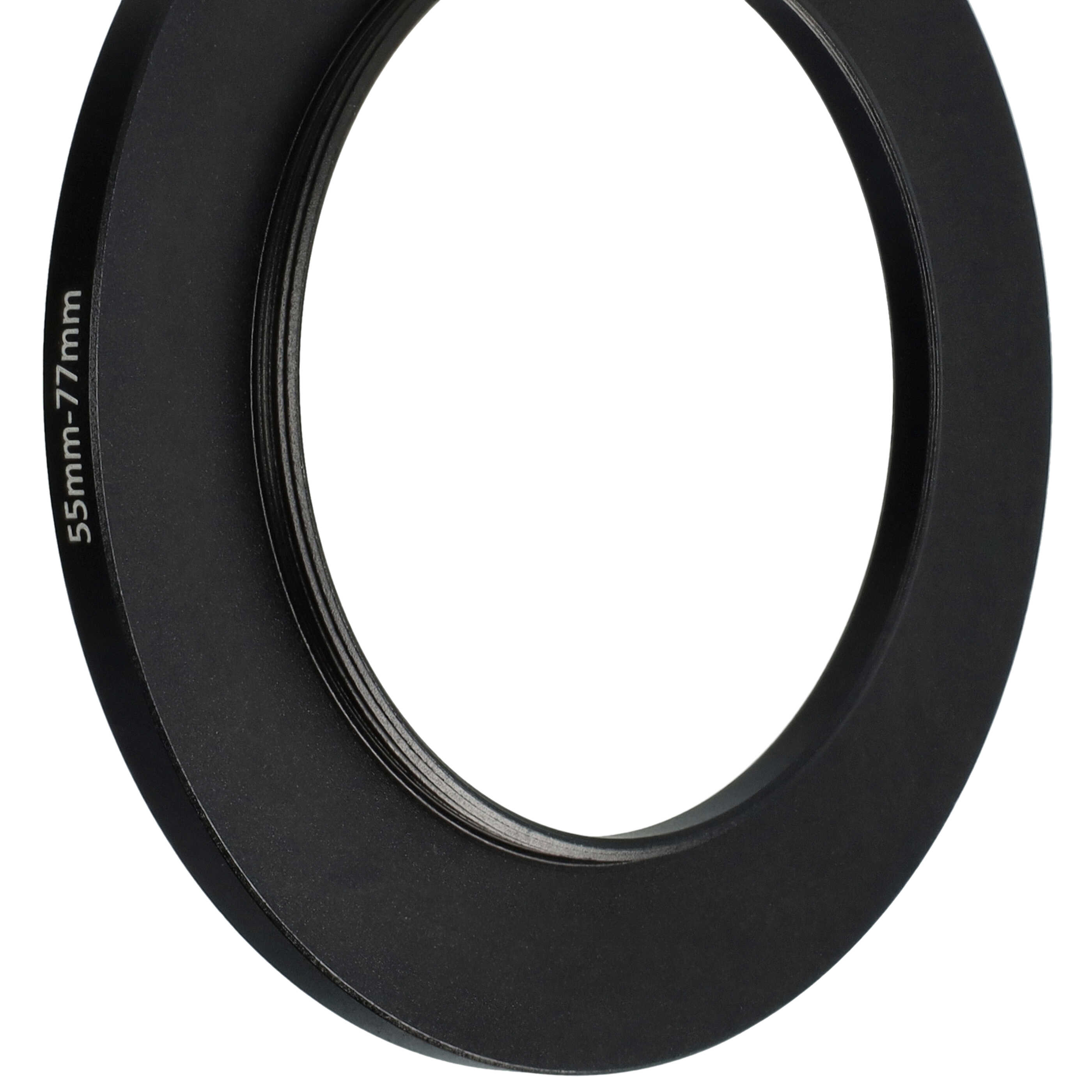 Ein schwarzer Objektivadapterring. Der Ring trägt den Text 55mm-77mm. Weißer Hintergrund.