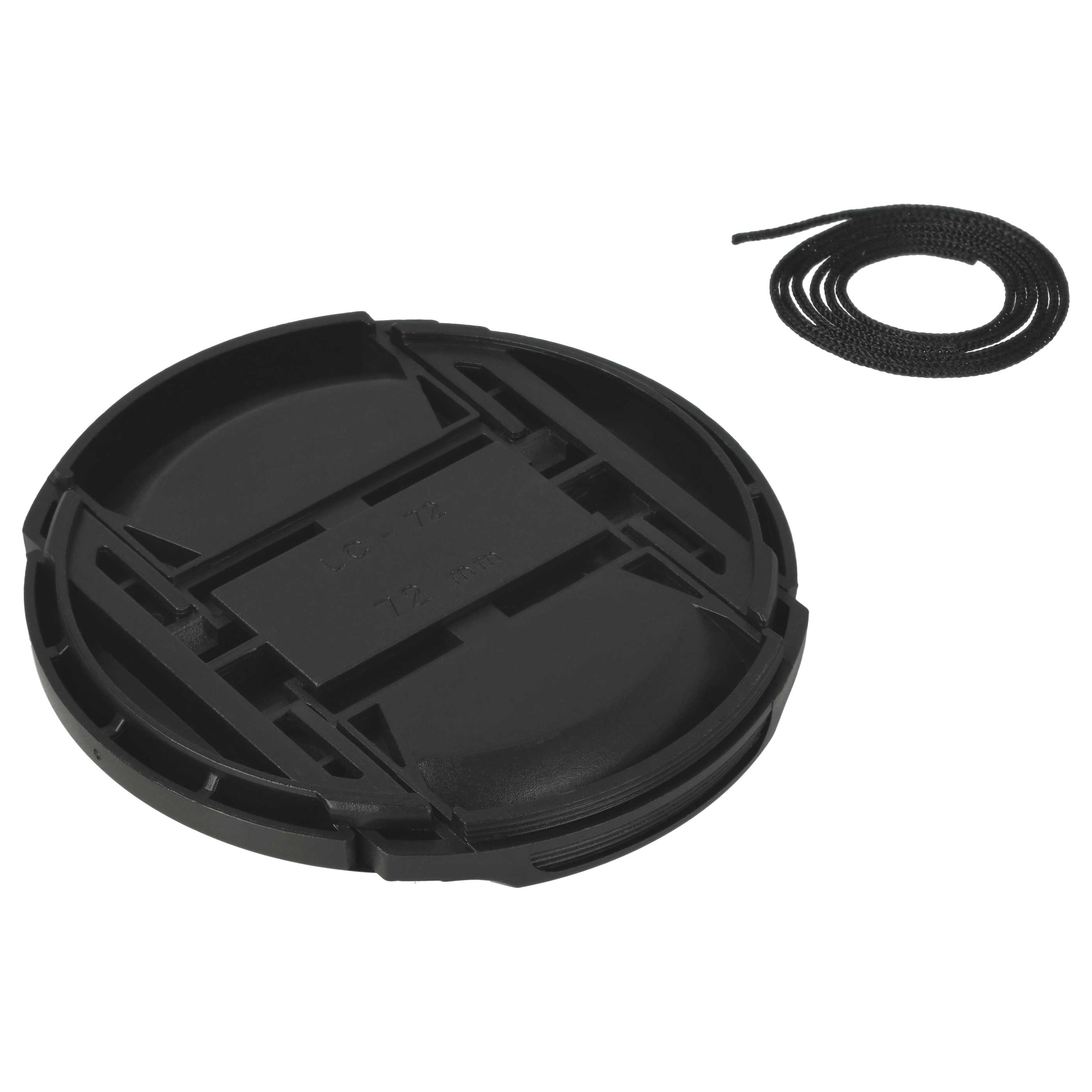 Eine schwarze Objektivkappe mit einem Faden liegt auf einer weißen Oberfläche. Details umfassen Text auf der Kappe und eine aufgerollte Schnur.