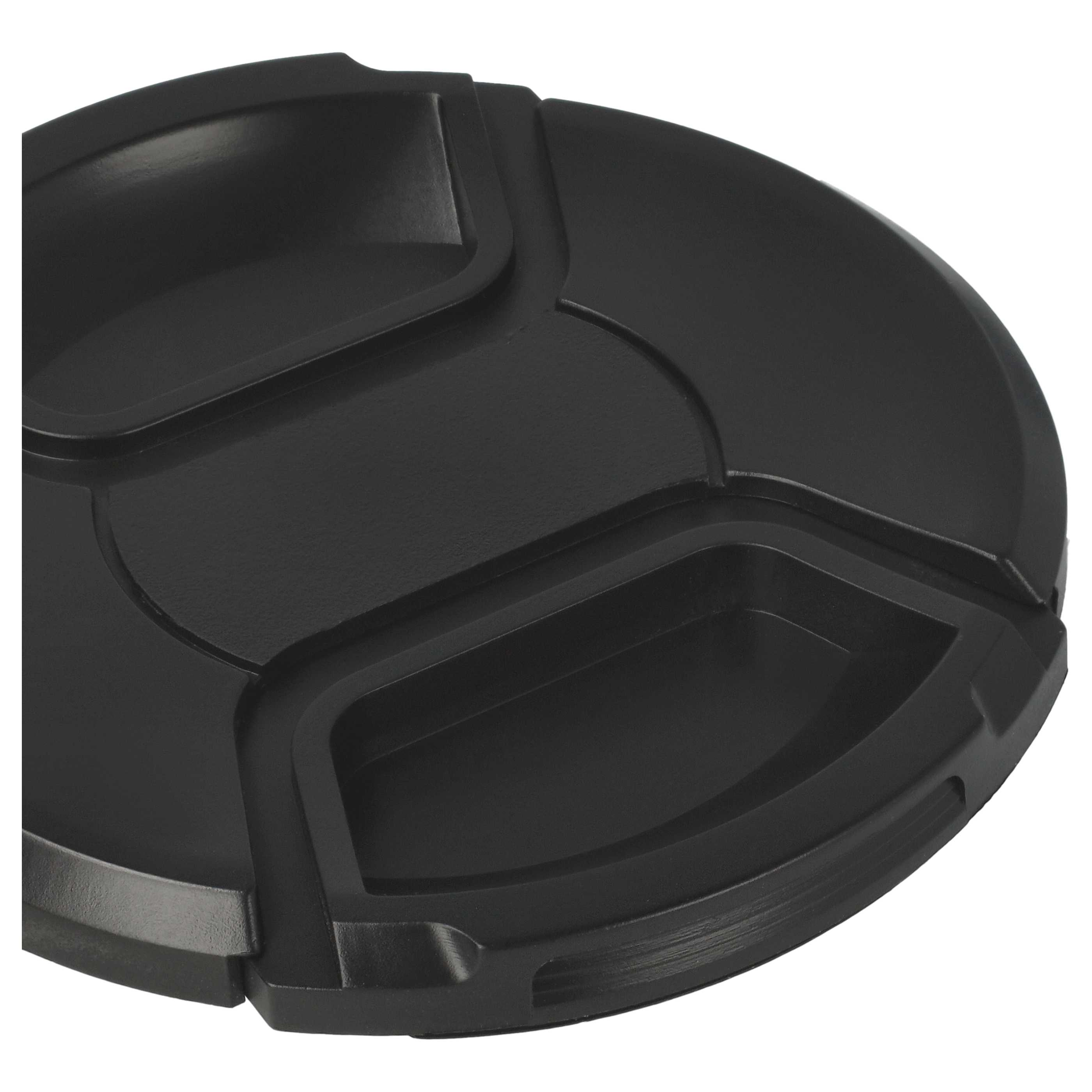 Eine schwarze Objektivkappe, kreisförmig mit strukturierter Oberfläche und mehreren rechteckigen Vertiefungen. Weißer Hintergrund.