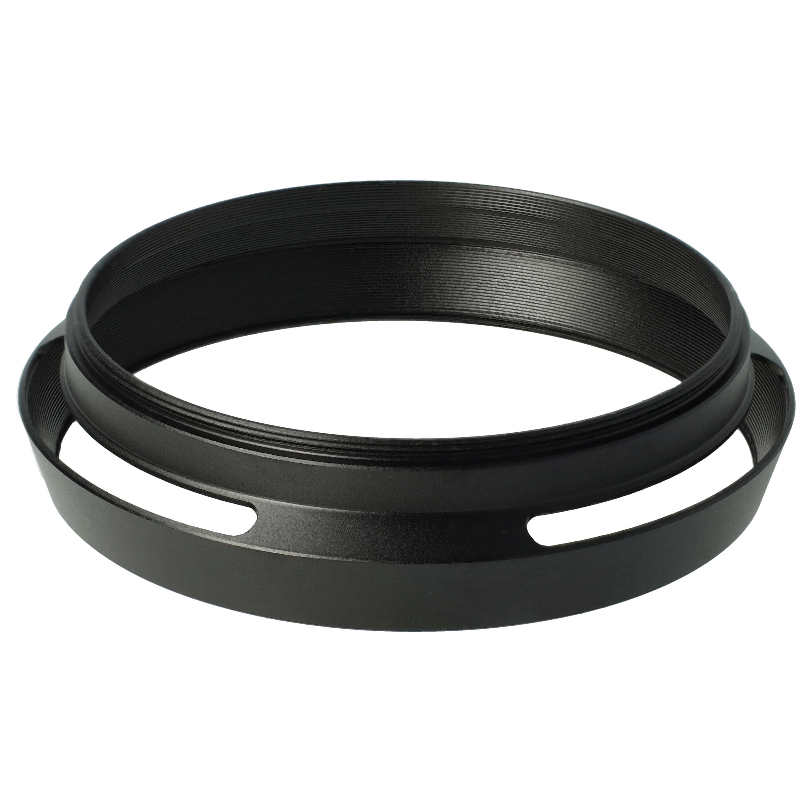 Schwarze Sonnenblende auf weißem Hintergrund. Es ist ein kreisförmiges, mattschwarzes Objekt mit gerilltem Innenraum und zwei Aussparungen.