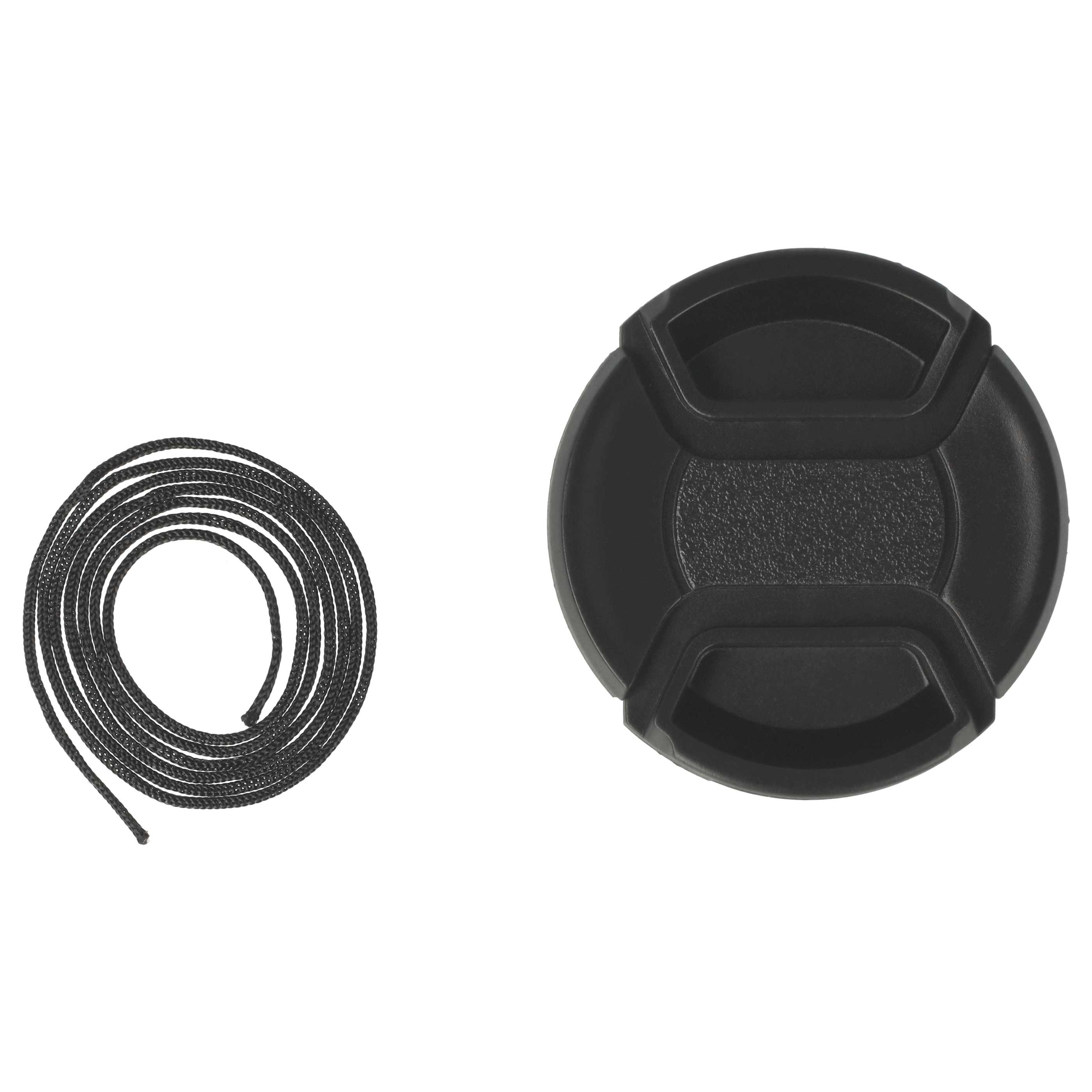 Eine schwarze Objektivkappe und ein aufgerolltes schwarzes Kabel befinden sich auf weißem Hintergrund. Die Kappe ist rund und das Kabel kreisförmig.