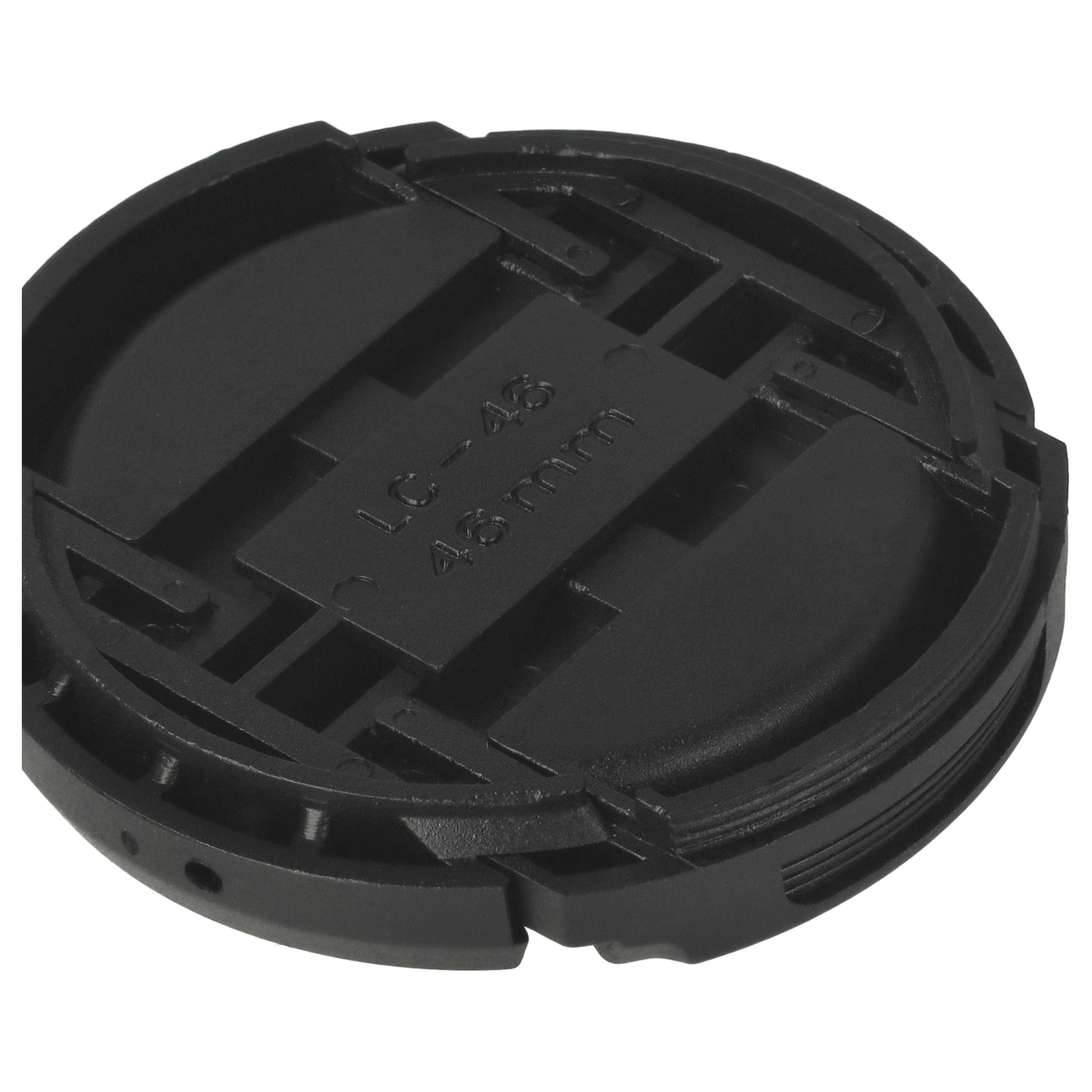 Eine schwarze Objektivkappe. Sie hat einen rechteckigen Einsatz mit dem Text 'LC-46 46mm' und ist vor weißem Hintergrund platziert.