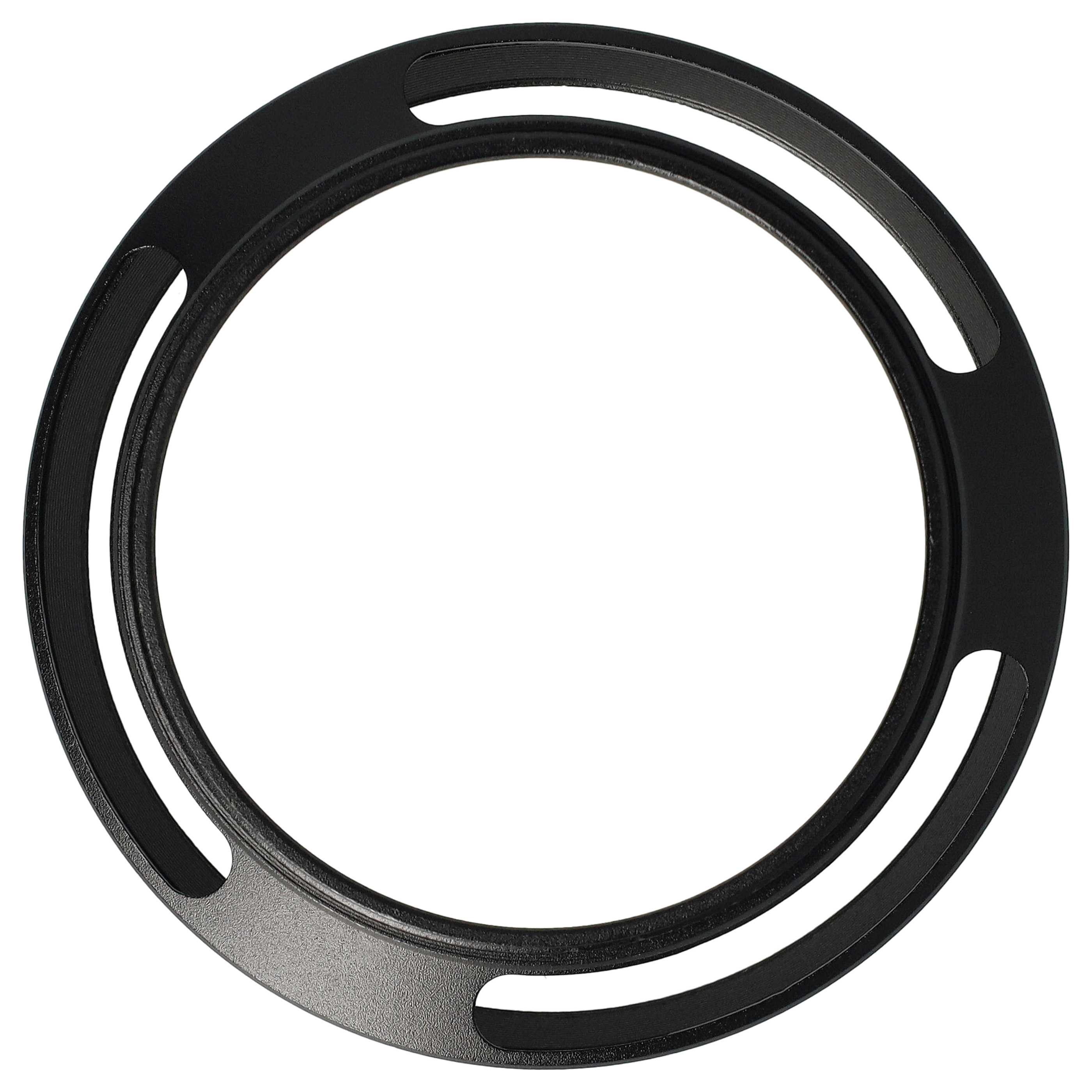 Ein schwarzes kreisförmiges Objekt mit zwei konzentrischen Ringen und Aussparungen. Der Hintergrund ist weiß.