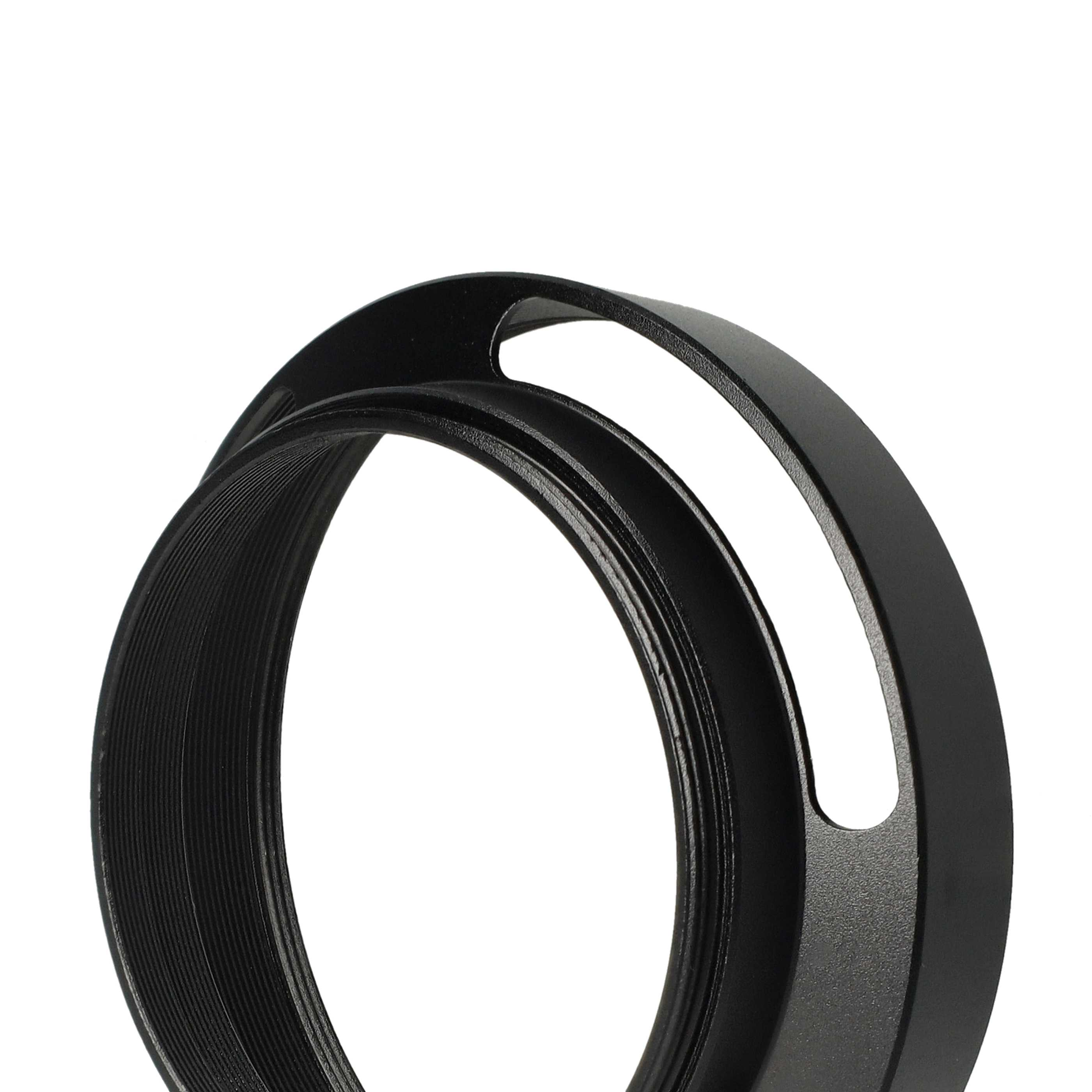 Eine schwarze Objektiv-Gegenlichtblende, ein Kamerazubehör, vor weißem Hintergrund. Es hat ein kreisförmiges Design mit einem Ausschnitt.