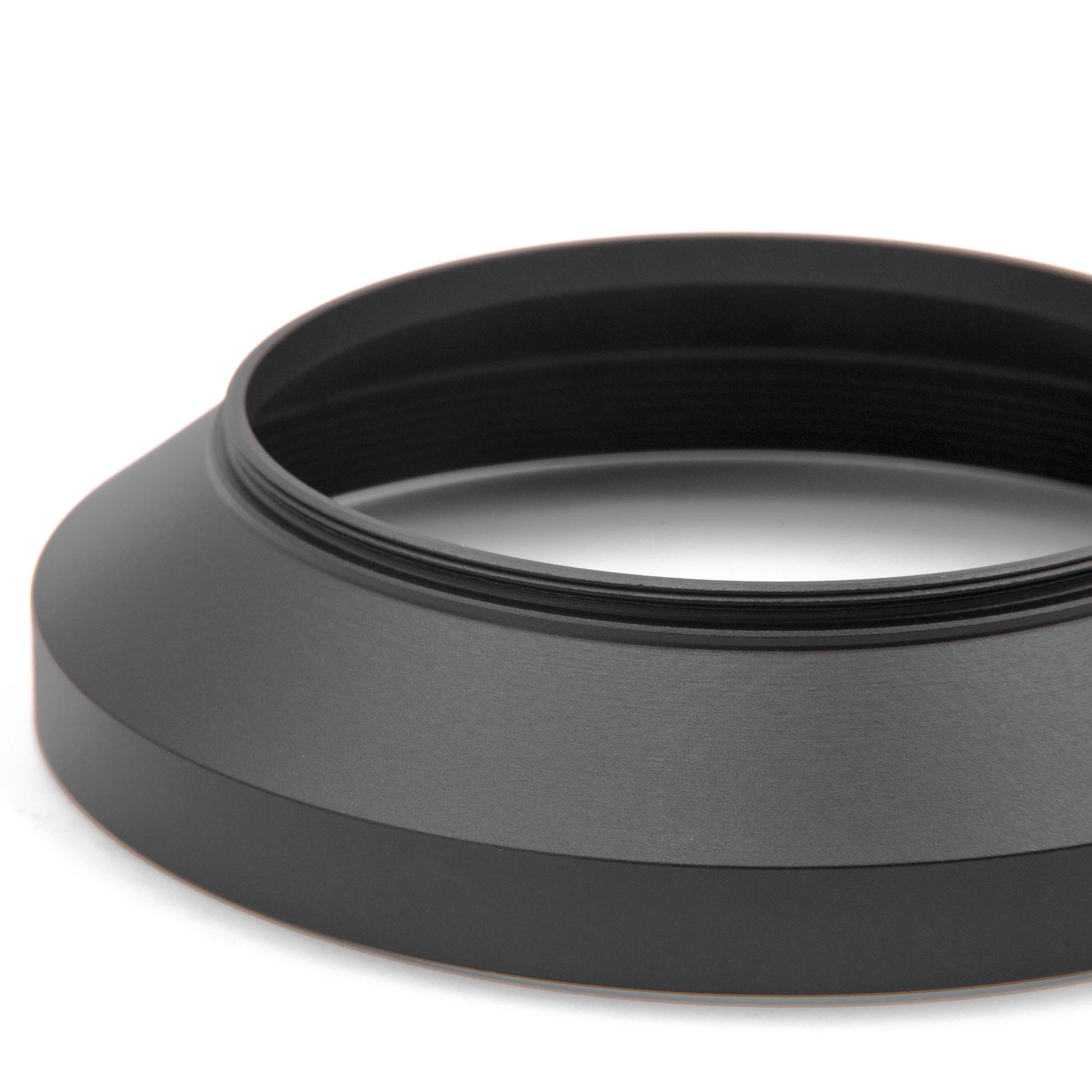 Nahaufnahme einer schwarzen Objektivsonnenblende auf weißem Grund. Die Haube ist rund mit mattem Finish, wirft einen Schatten.