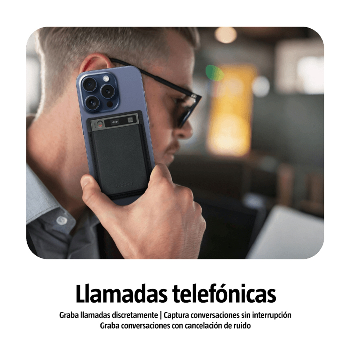 Ein Mann hält ein Telefon mit einer schwarzen Geldbörse daran. Er trägt eine Brille und das Telefon ist in der Nähe seines Ohrs. Text unten.