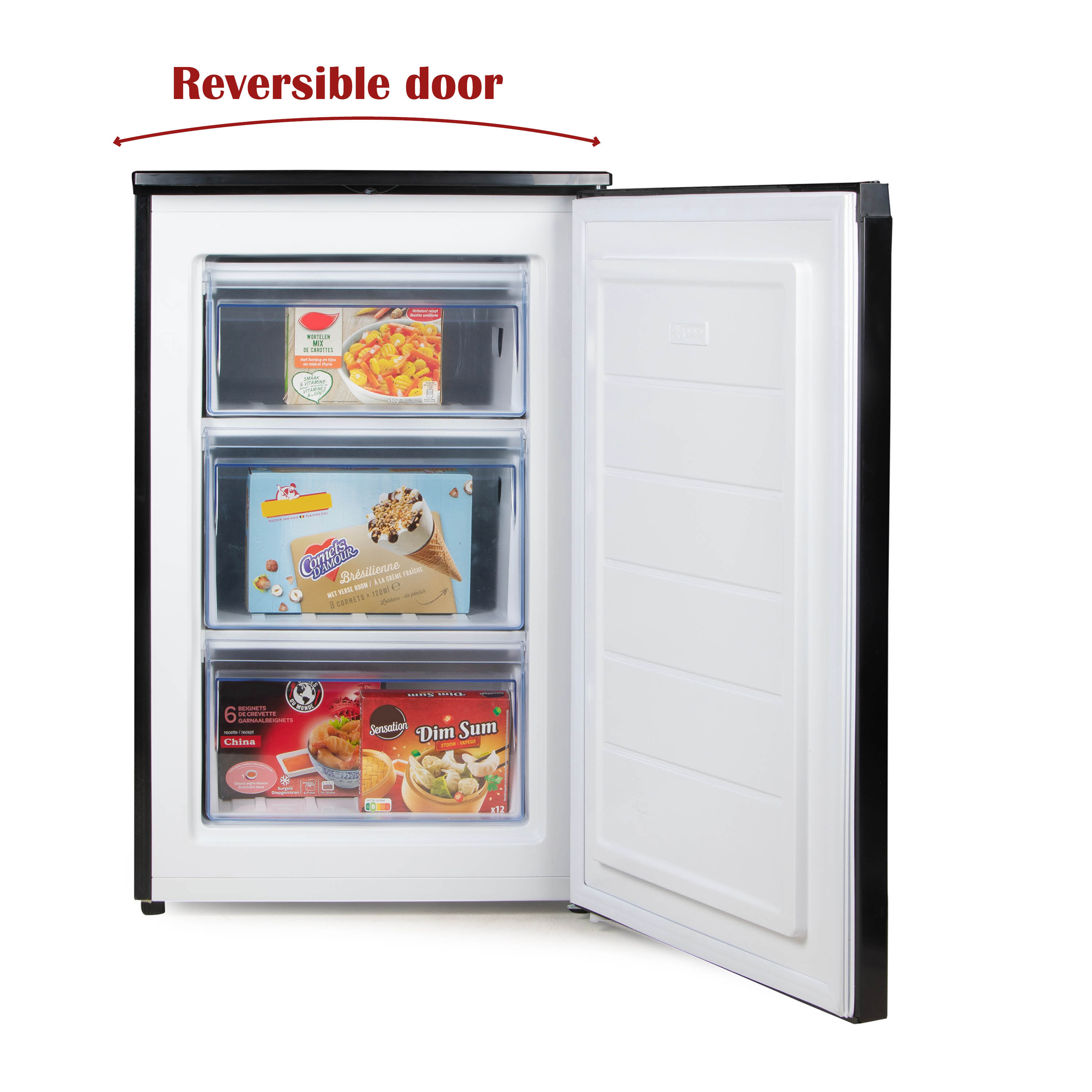 Een kleine, open vriezer toont drie laden met diepvriesproducten. De deur is zwart en heeft het label 'Reversible door'.