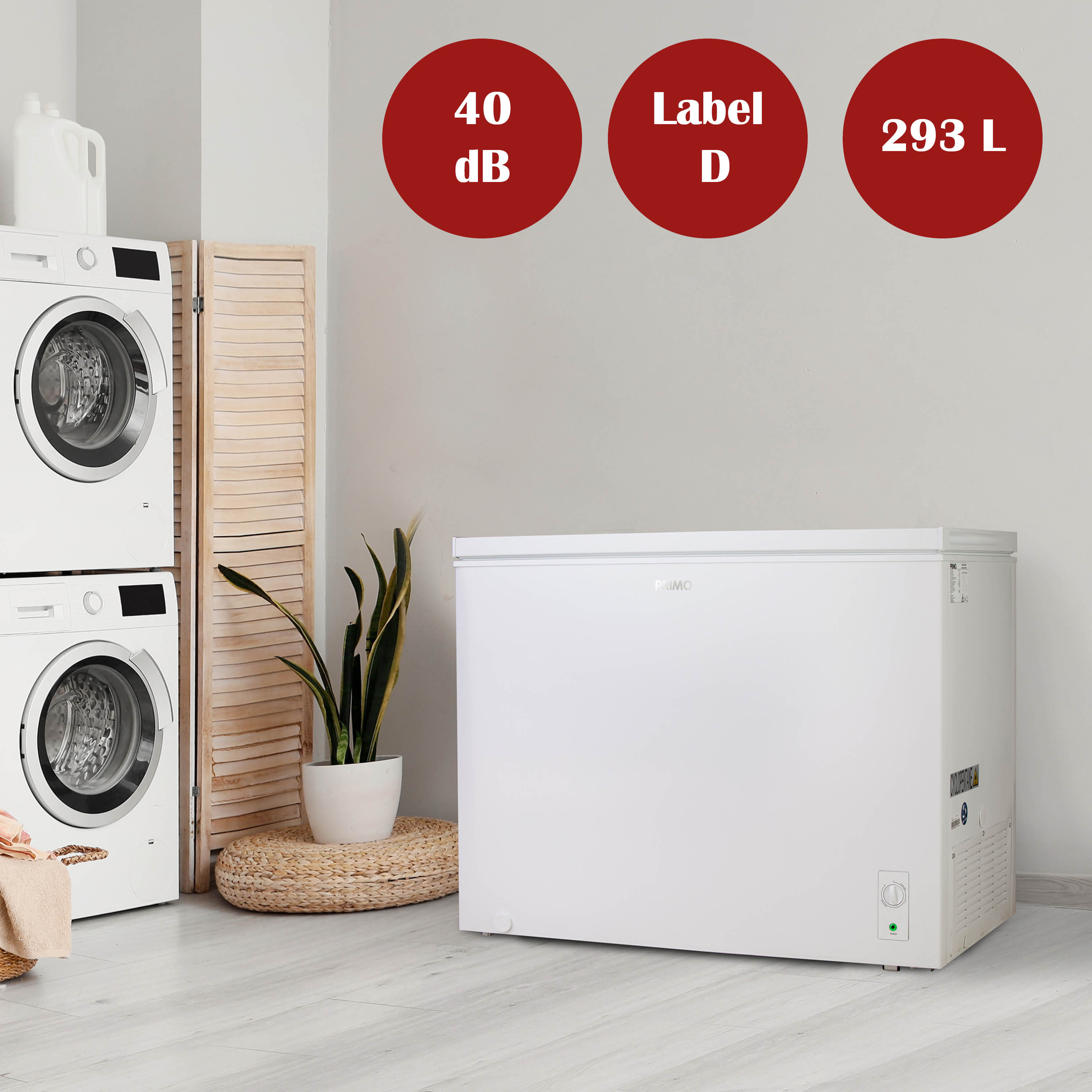 Un congélateur blanc est dans une pièce avec une machine à laver. Des cercles rouges indiquent 40 dB, Label D et 293 L.