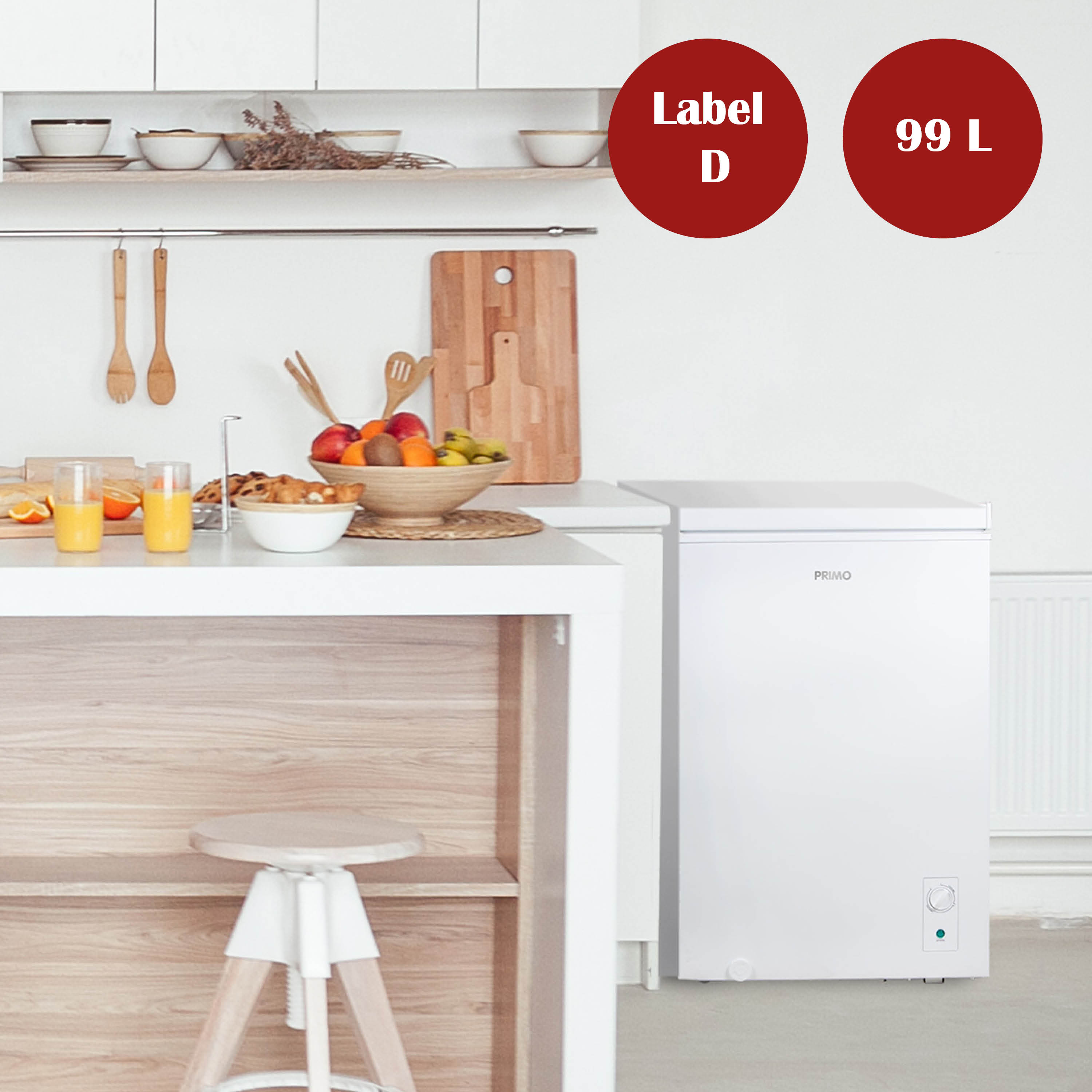 Une scène de cuisine avec un congélateur Primo blanc. Une table a des fruits et du jus. Cercles rouges avec texte en haut à droite.