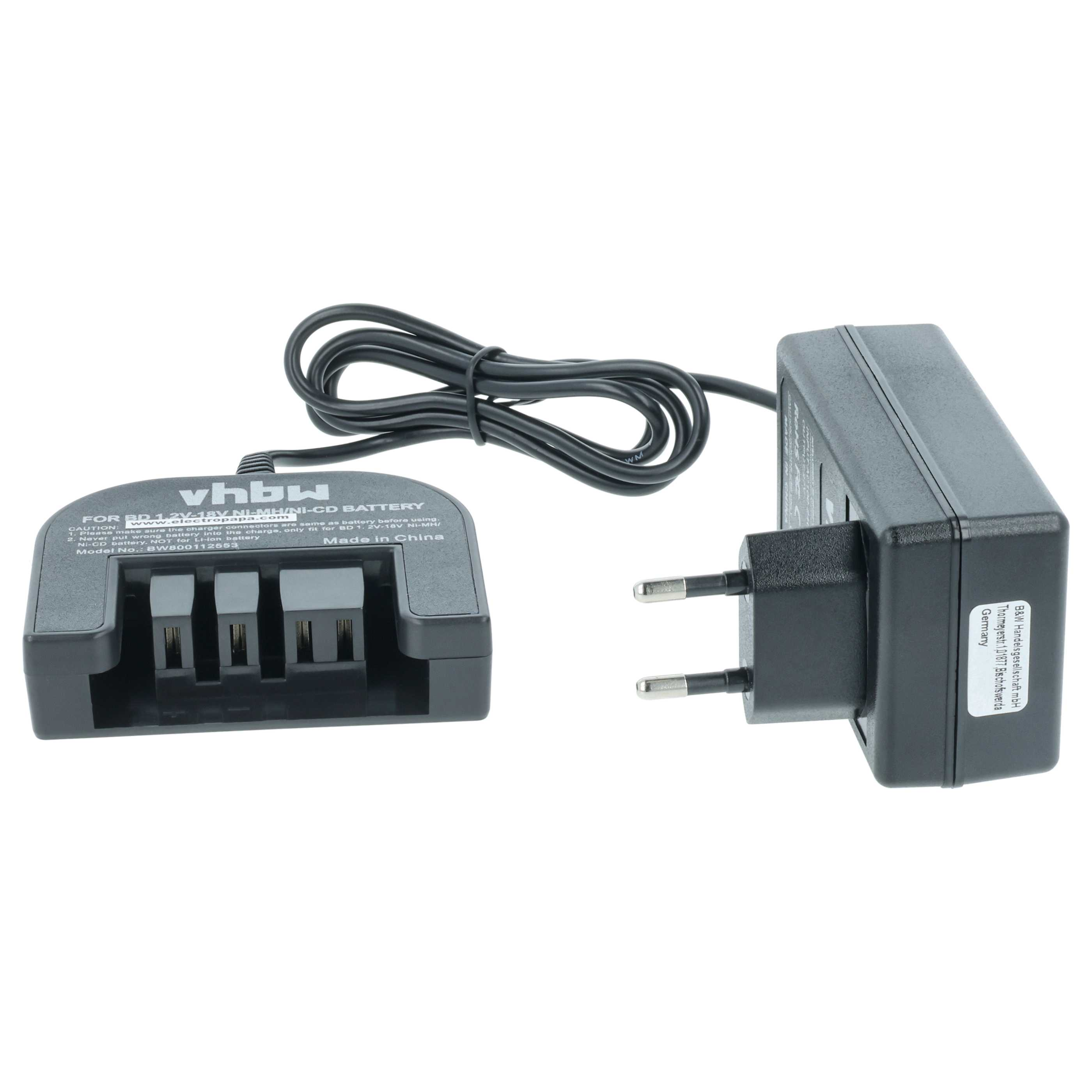 Ein schwarzes Batterieladegerät und ein Adapter sind durch ein schwarzes Kabel verbunden. Das Ladegerät hat Schlitze, der Adapter Stifte.