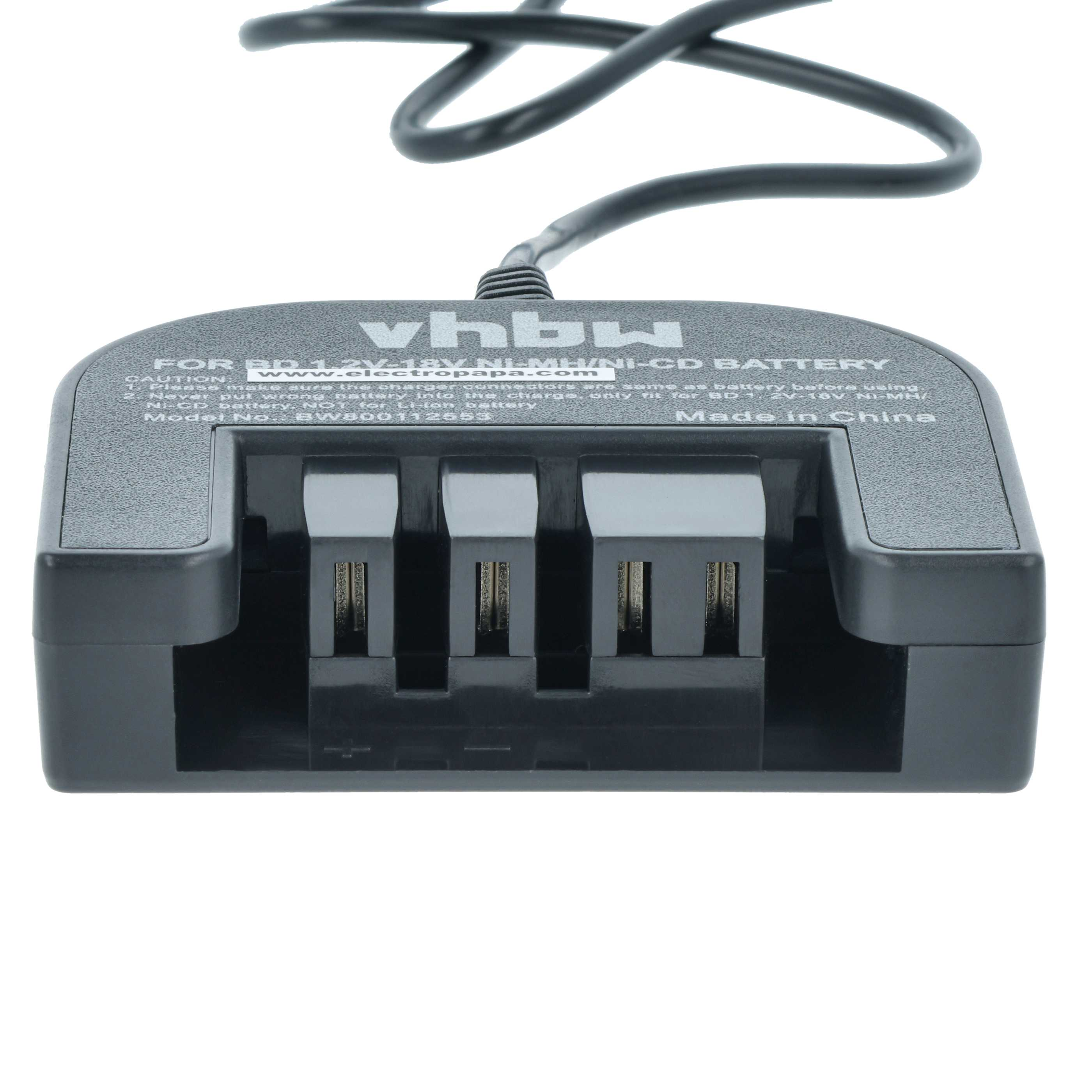 Ein schwarzes vhbw-Batterieladegerät mit drei Steckplätzen. Auf dem Ladegerät steht Text. Ein schwarzes Kabel ist angeschlossen.
