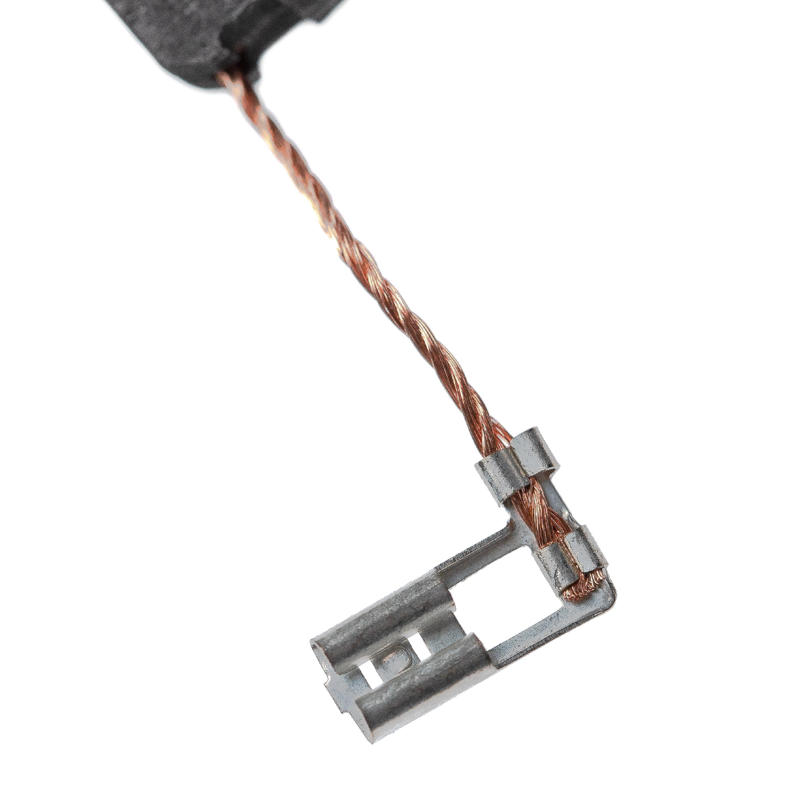 Ein metallischer Stecker mit einem Kupferdraht. Der Draht ist verdrillt und mit dem Metallteil verbunden. Weißer Hintergrund.