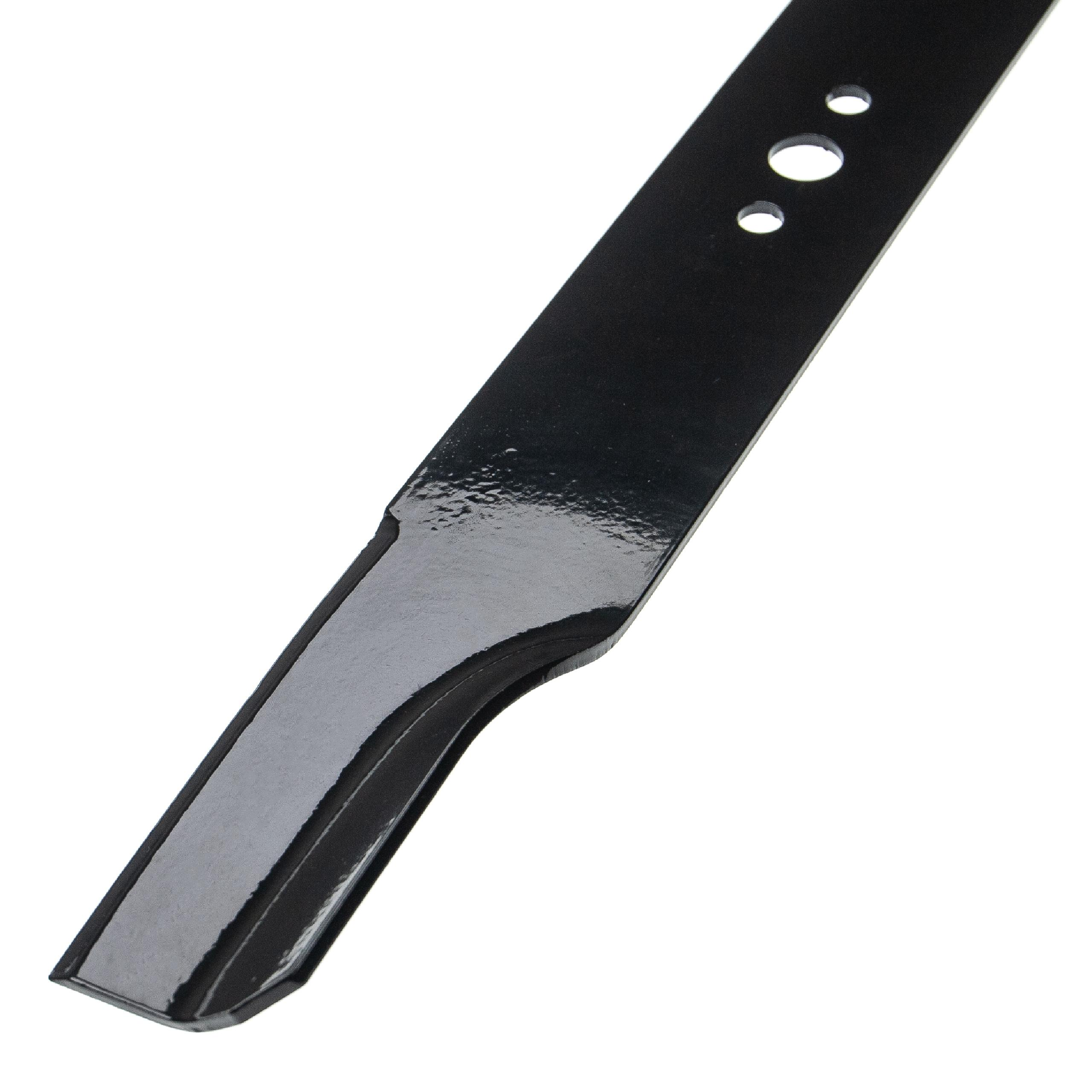 Ein schwarzes, abgewinkeltes Mähmesser mit drei Löchern und einer scharfen Schneide, isoliert auf weißem Hintergrund.