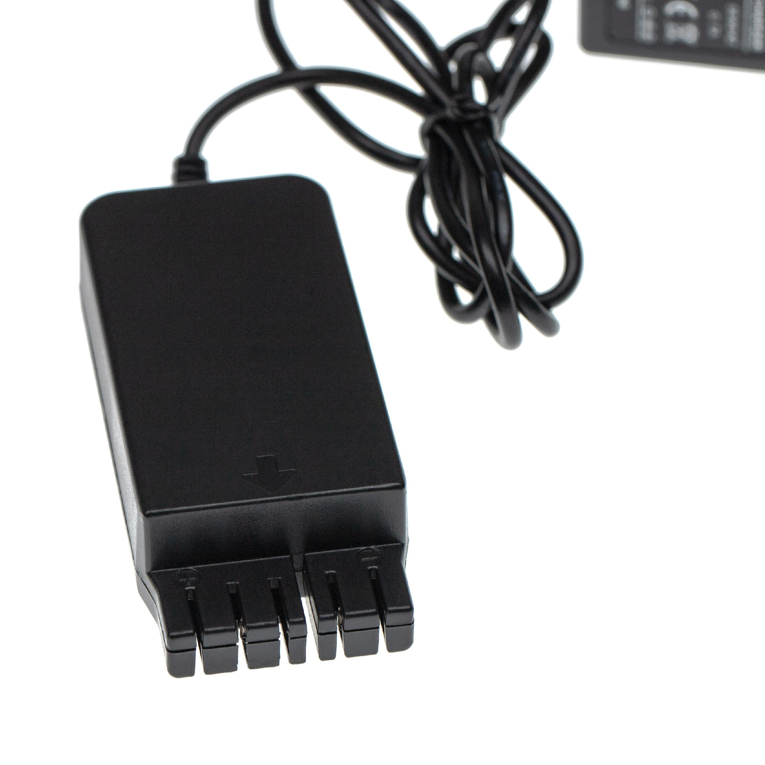 Ein schwarzes Netzteil mit schwarzem Kabel. Der Adapter hat mehrere Stifte und einen Pfeil nach unten.