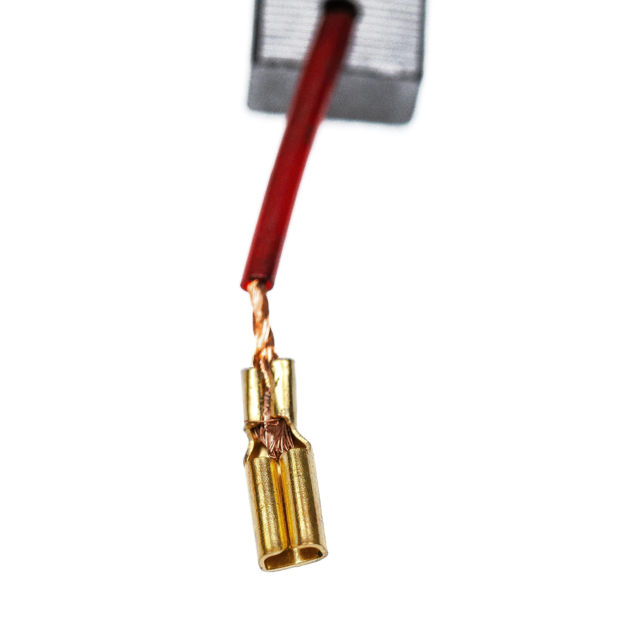 Nahaufnahme einer elektrischen Komponente. Ein roter Draht verbindet sich mit einem goldenen Metallanschluss.