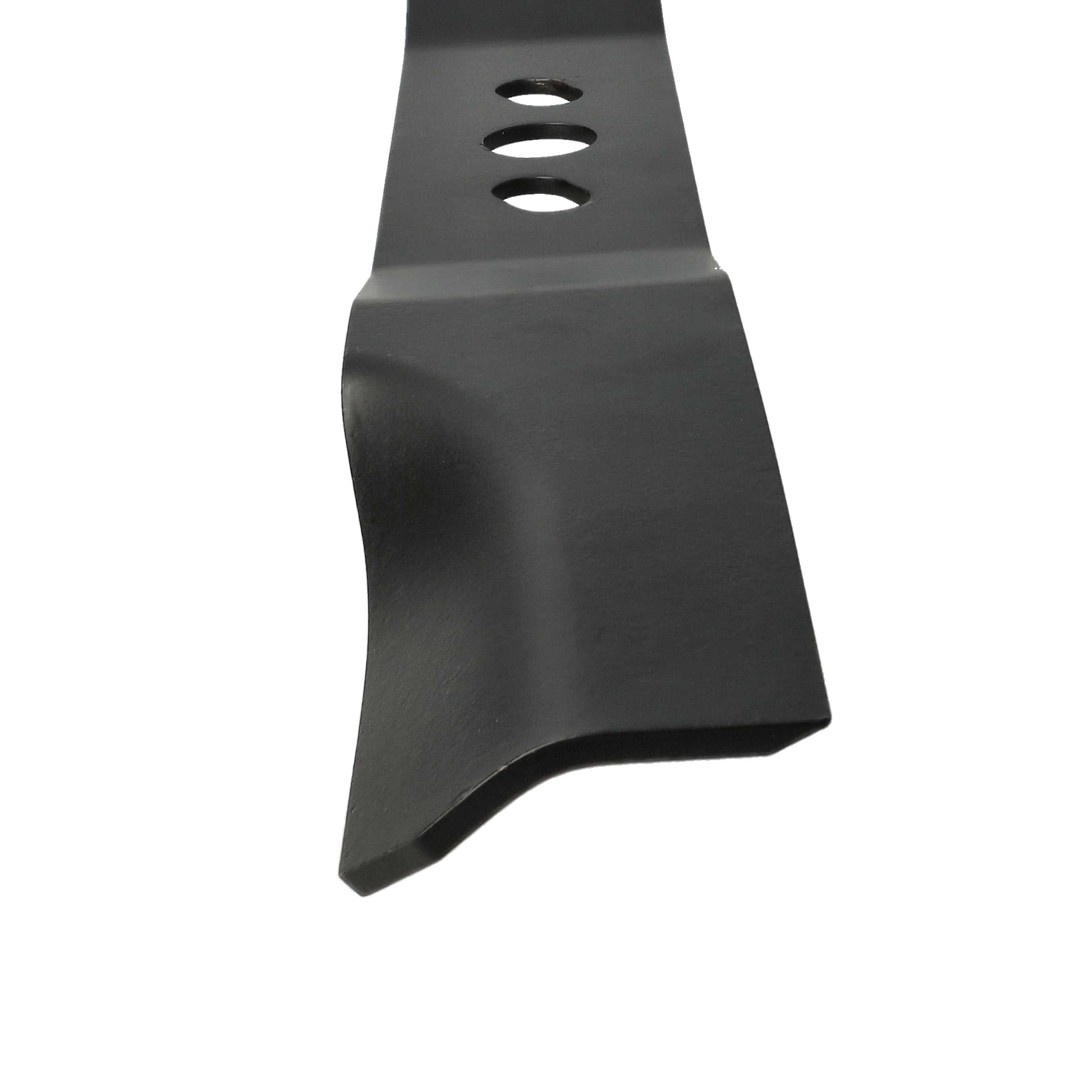 Eine schwarze Metallklinge mit drei Löchern ist diagonal vor einem weißen Hintergrund abgebildet. Die Klinge hat eine gebogene Kante.