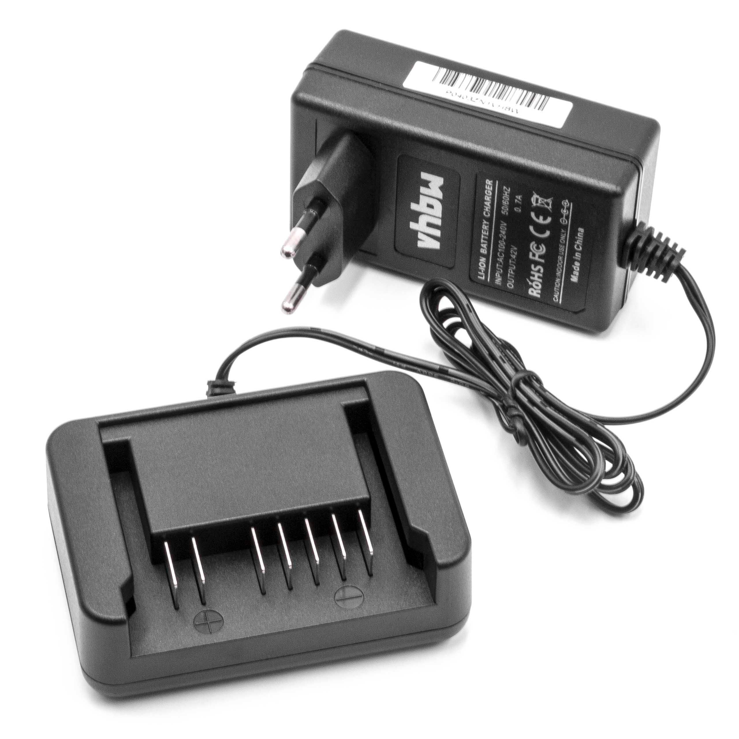 Ein schwarzes Batterieladegerät und eine Ladestation befinden sich auf einer weißen Oberfläche. Das Ladegerät hat einen Stecker und die Station Schlitze.