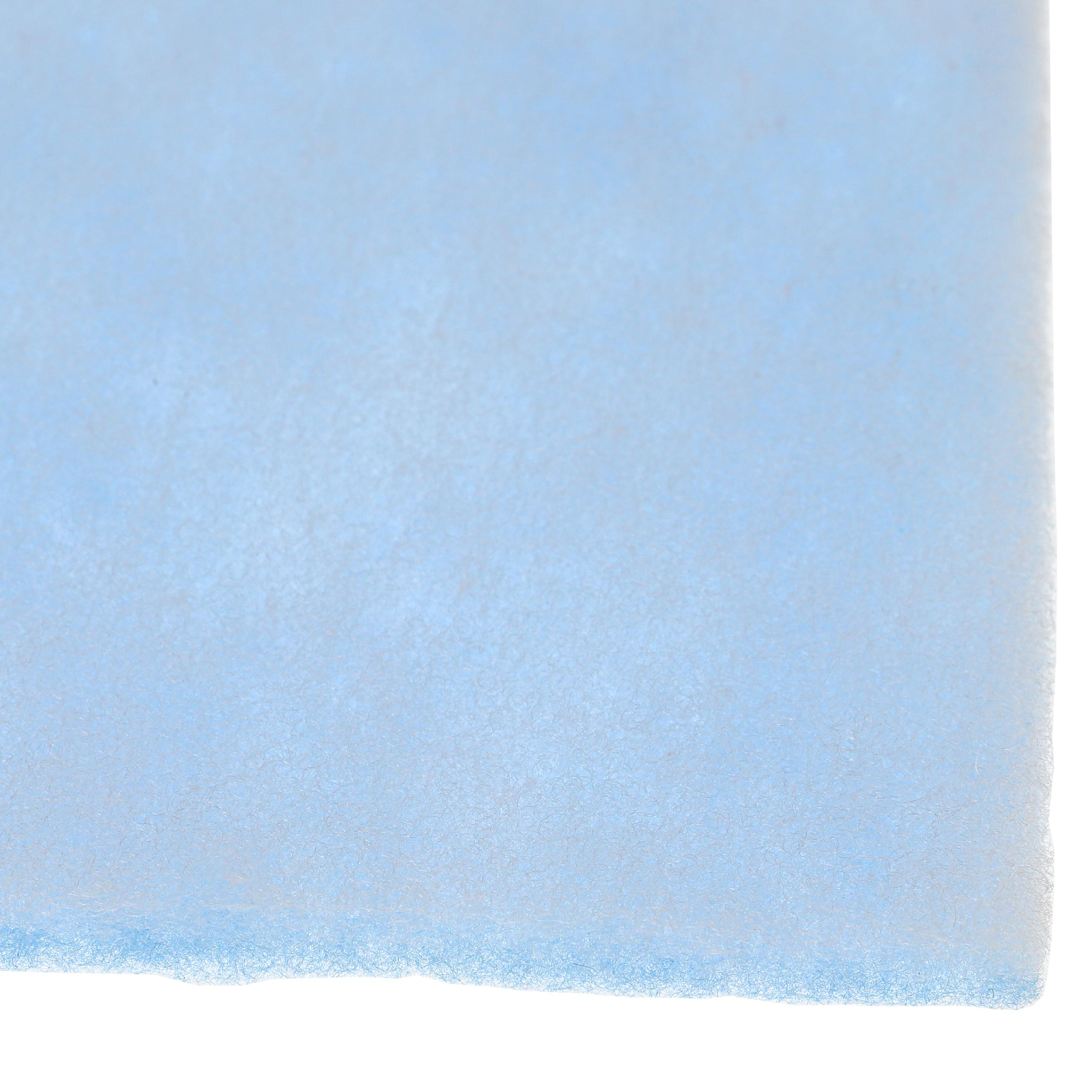 Nahaufnahme eines hellblauen, strukturierten Materials vor weißem Hintergrund. Das Material hat einen ausgefransten Rand.
