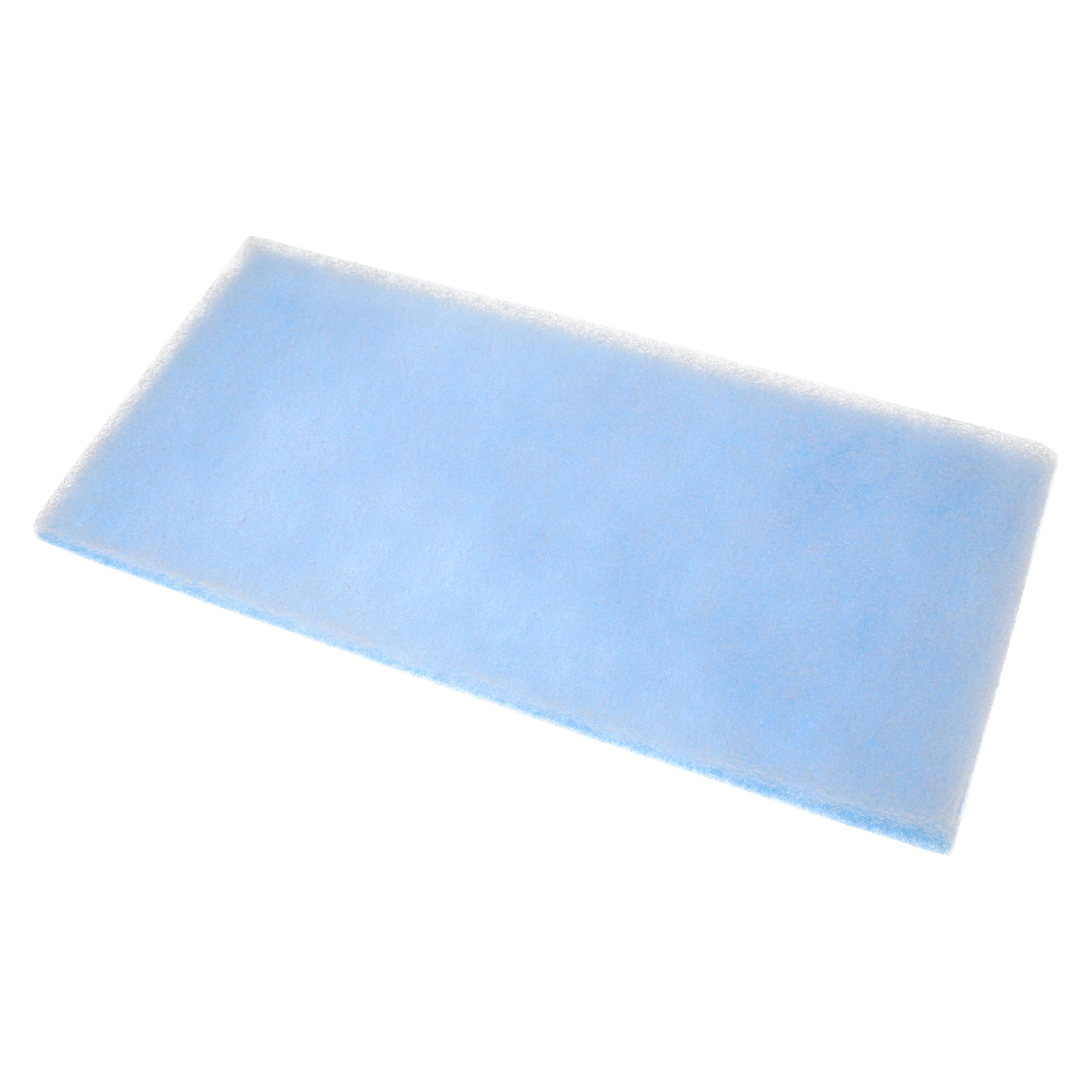 Ein rechteckiger, hellblauer, schwammartiger Gegenstand liegt auf weißem Grund. Das Objekt hat eine weiche Textur und abgerundete Kanten.