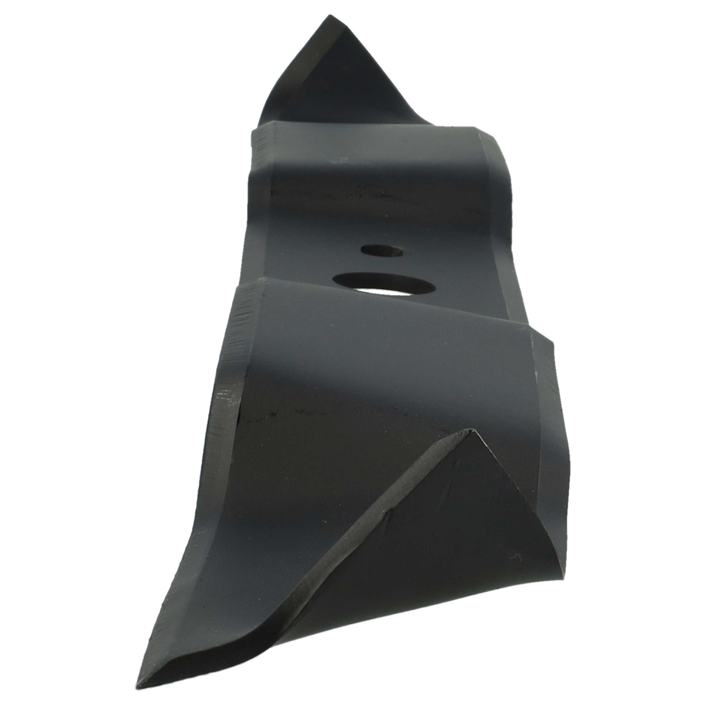 Eine schwarze Metallklinge mit scharfen Kanten und zwei Löchern. Sie ist auf weißem Hintergrund isoliert.