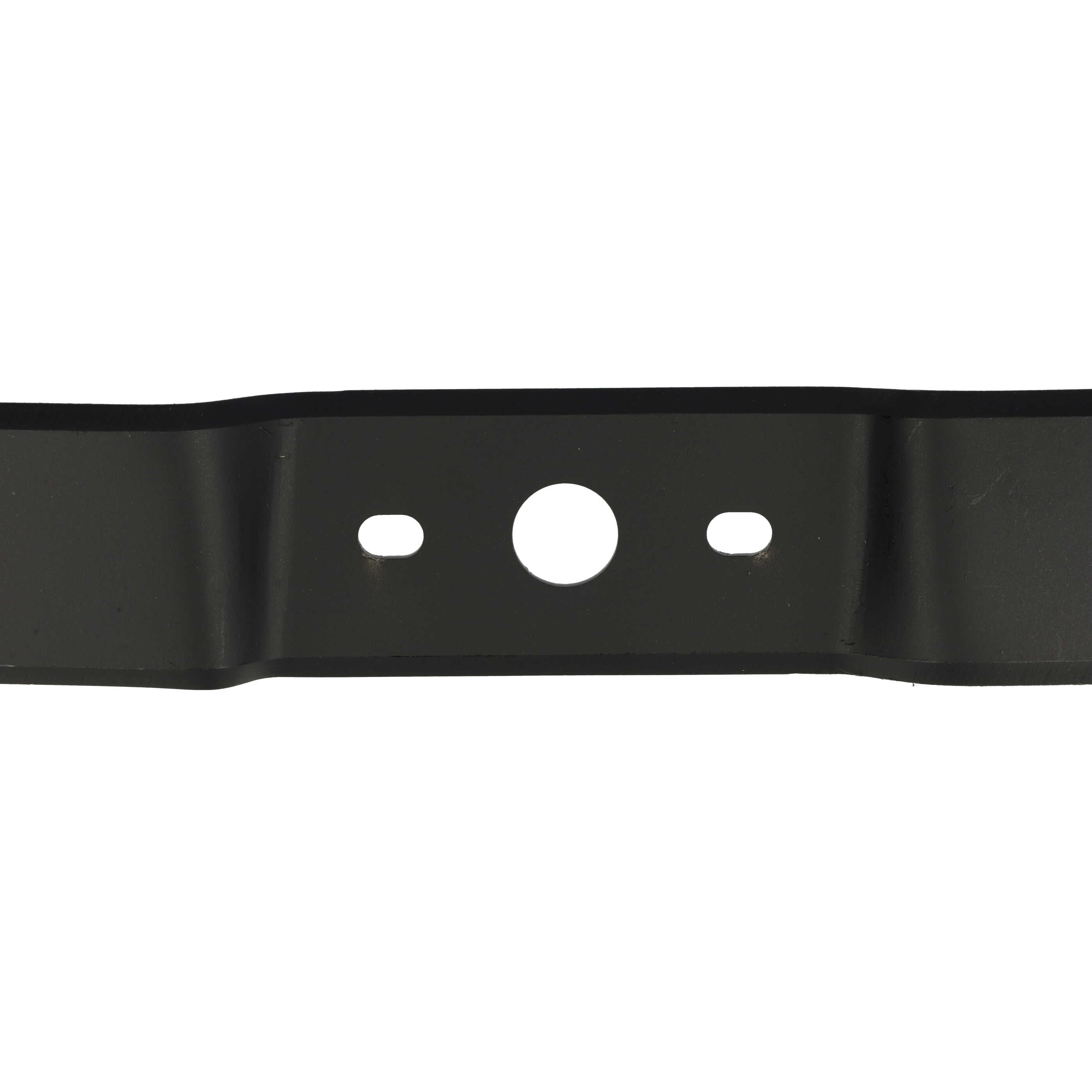Ein schwarzes Metall-Rasenmähermesser mit drei Löchern, zwei kleinen und einem großen in der Mitte, auf weißem Hintergrund.