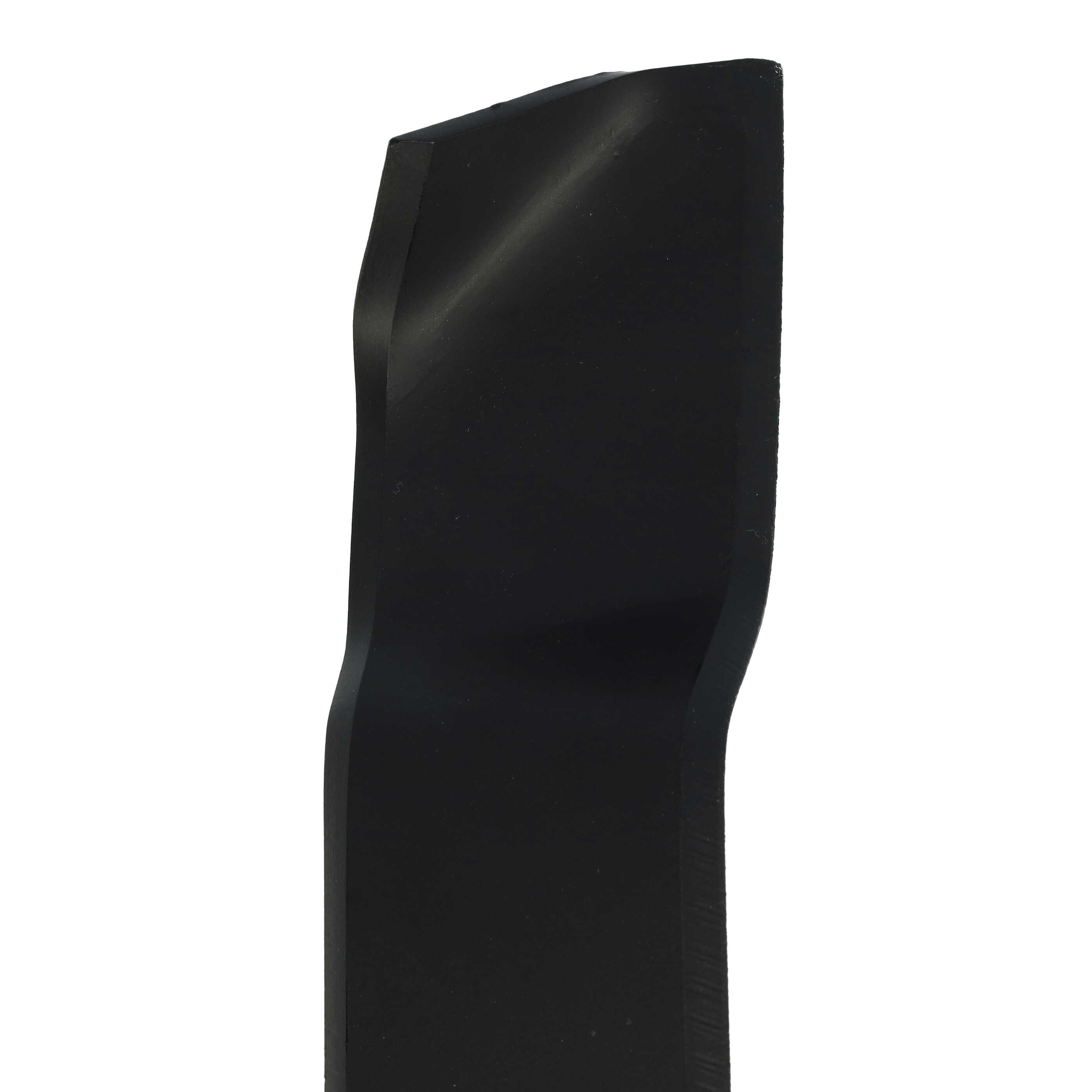 Eine schwarze, gebogene Metallklinge vor weißem Hintergrund. Die Klinge ist scharf und hat eine reflektierende Oberfläche.