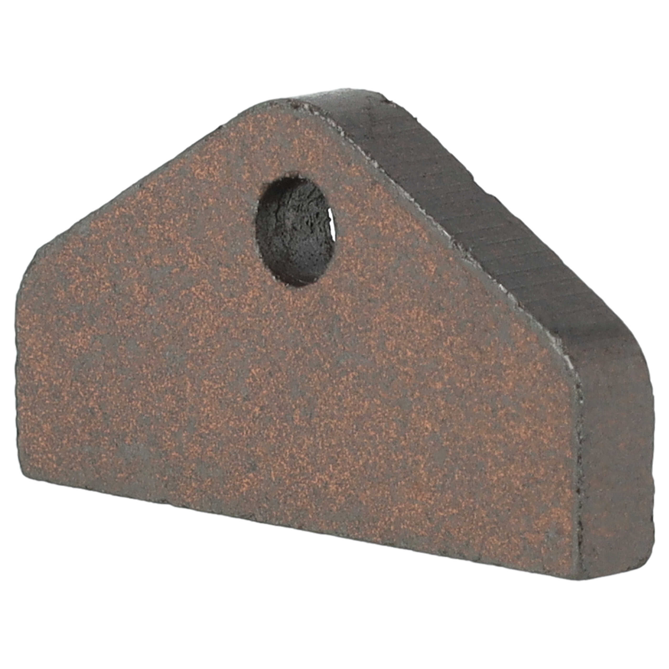 Ein bronzefarbenes Metallstück mit einem Loch, in Trapezform. Die Kanten erscheinen rau. Weißer Hintergrund.