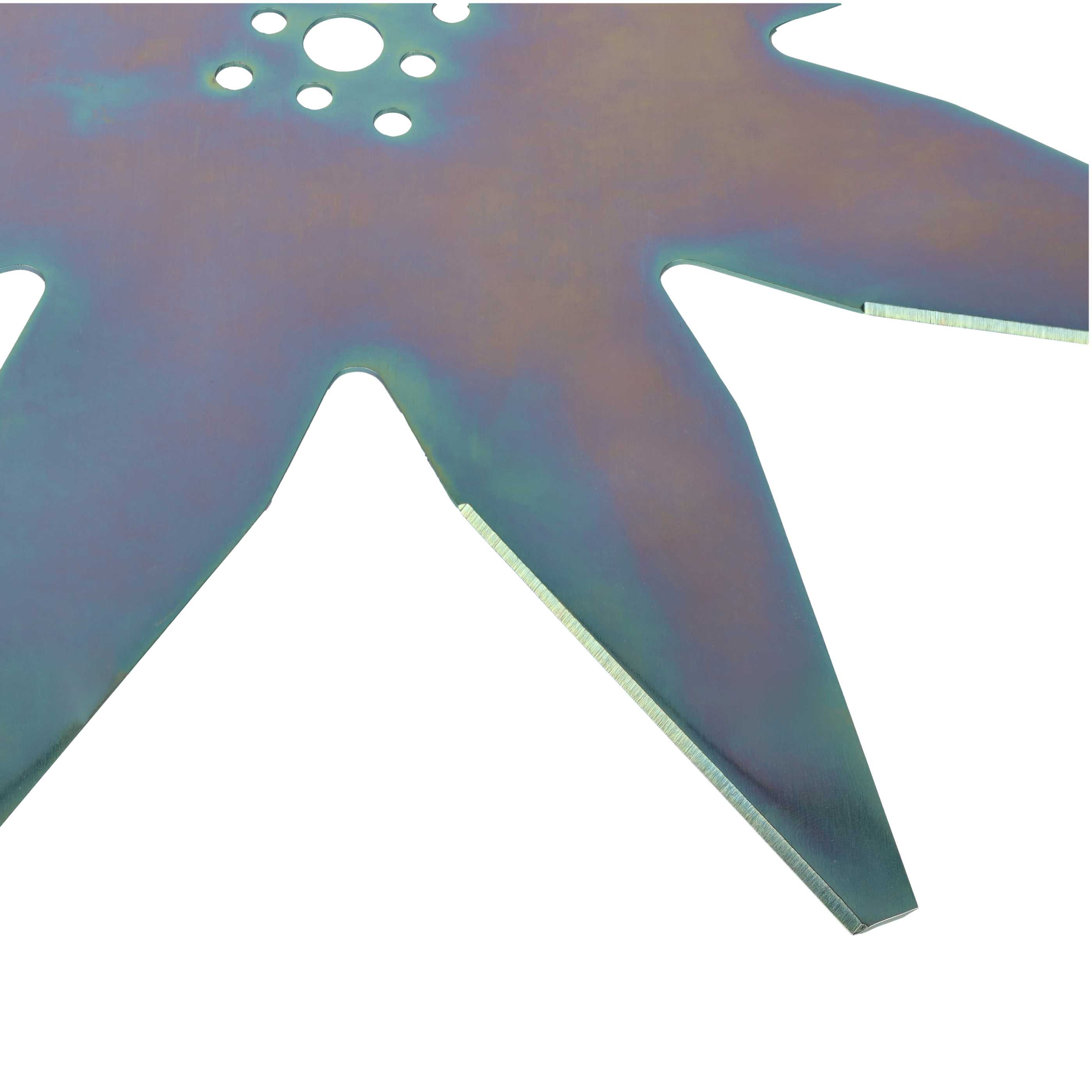 Eine sternförmige Metallklinge mit scharfen Kanten und mehreren Löchern. Der Hintergrund ist weiß.