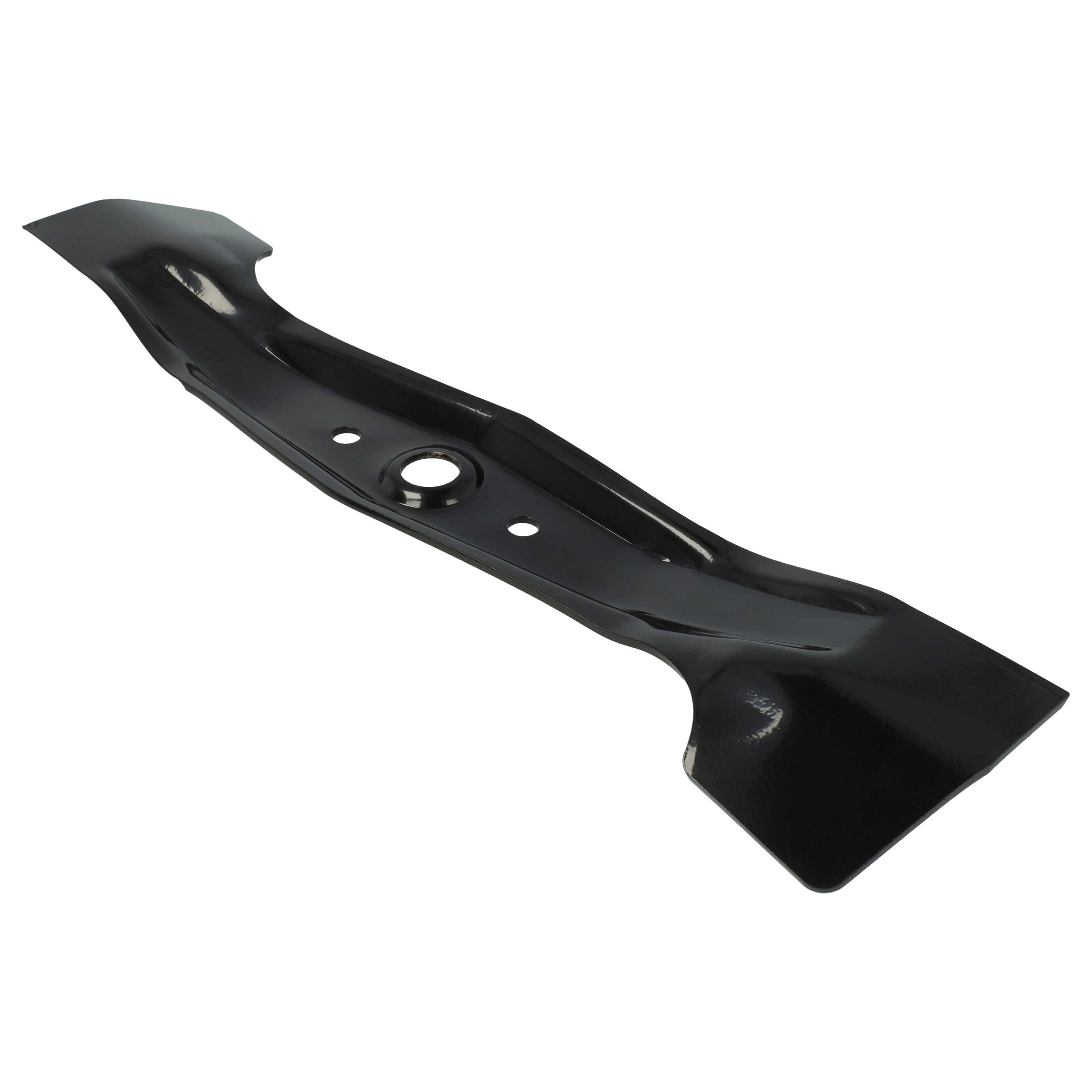Eine schwarze, gebogene Metallklinge mit Löchern, wahrscheinlich für einen Rasenmäher, vor weißem Hintergrund.
