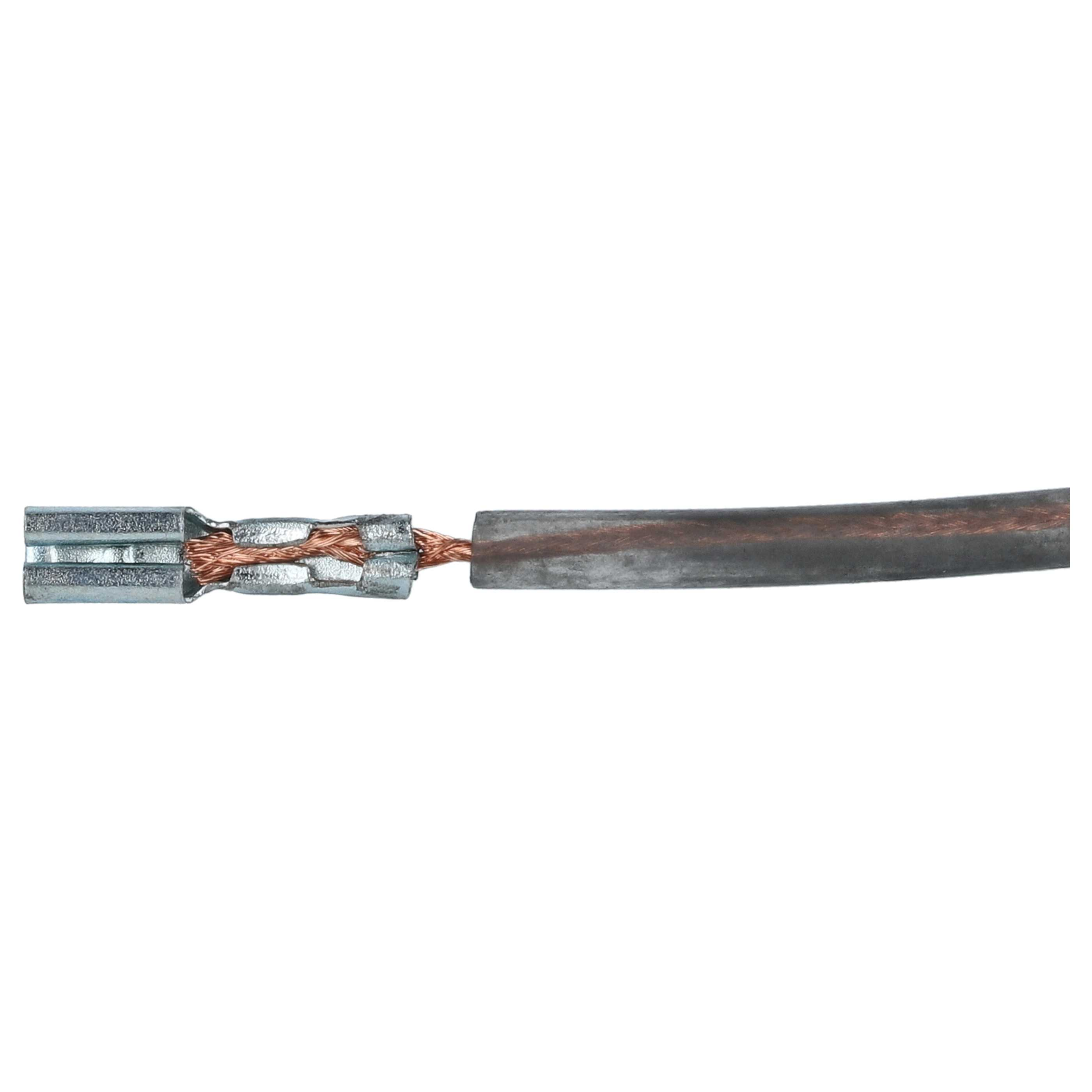 Ein geschnittenes Kabel mit Metallcrimpung und freiliegenden Kupferlitzen, das in einen dunkelgrauen, isolierten Abschnitt übergeht.
