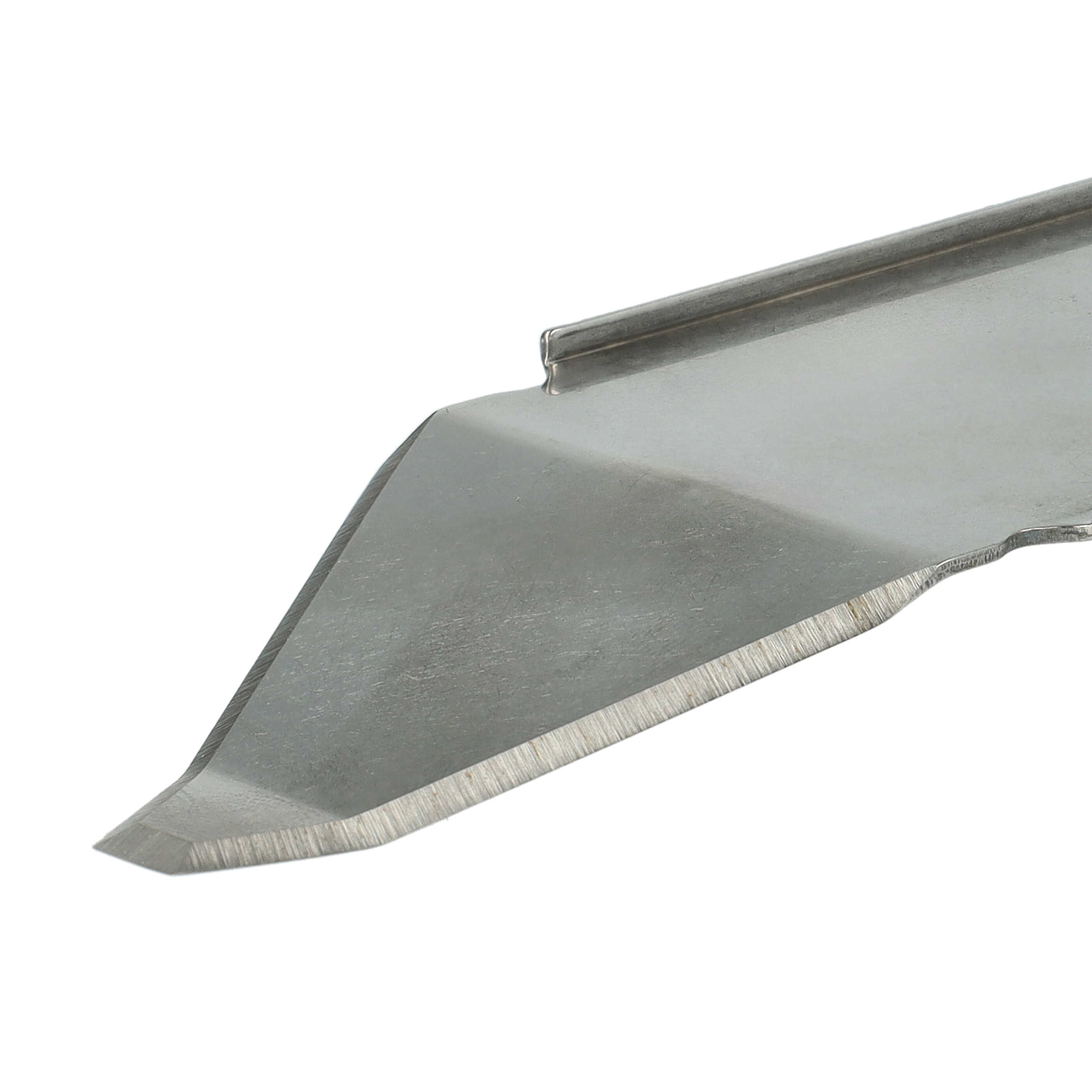 Nahaufnahme eines Metallwerkzeugs mit scharfer Kante. Das Werkzeug ist silberfarben und vor weißem Hintergrund.