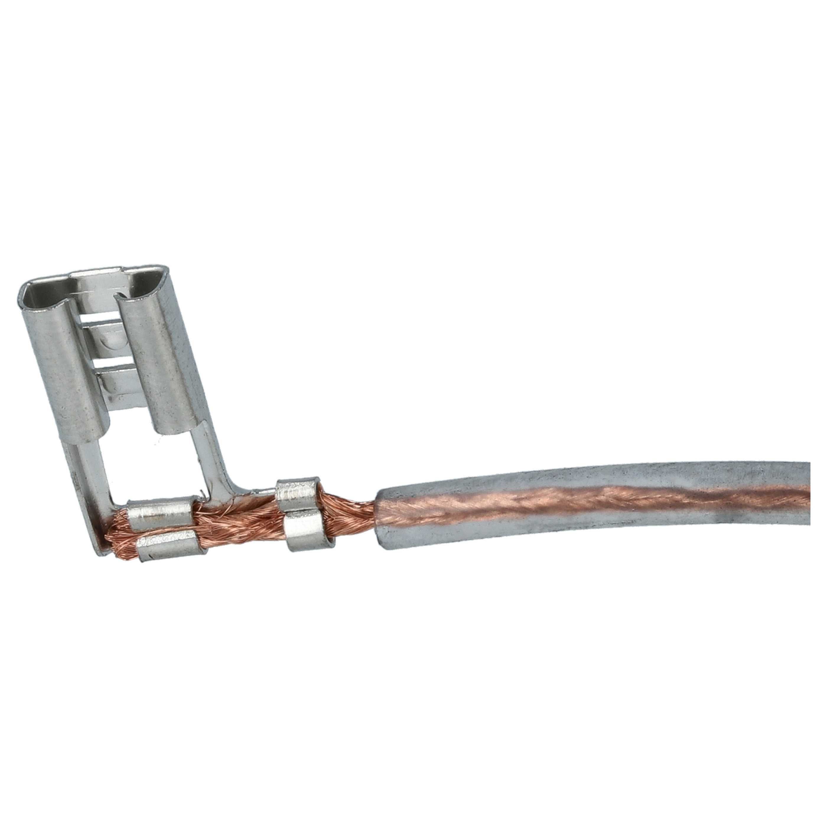 Ein elektrischer Metallstecker mit Kupferdrähten in einem grauen isolierten Draht auf weißem Hintergrund.