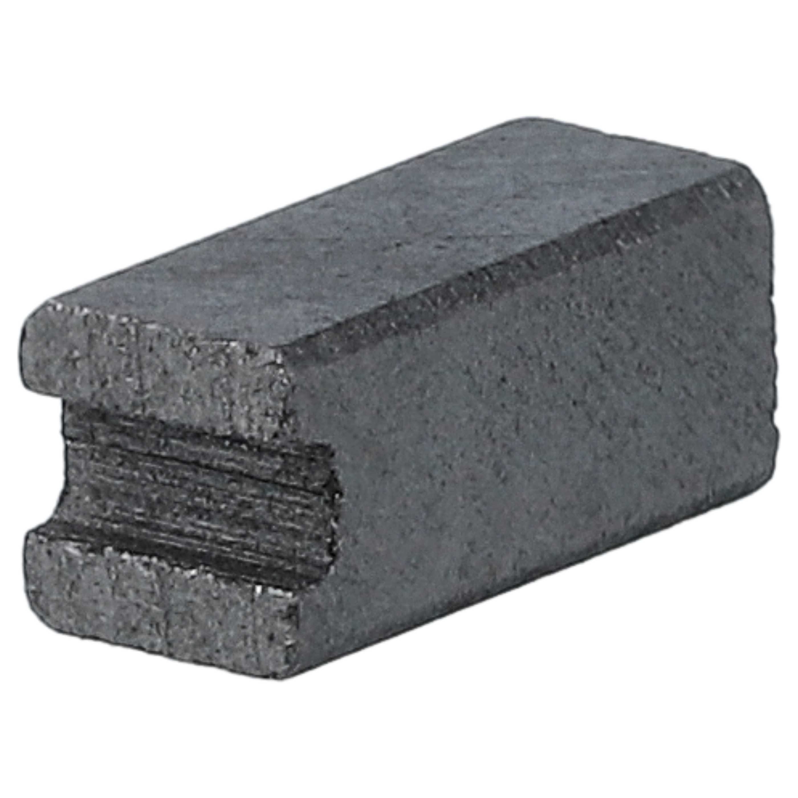 Ein grauer Metallschlüssel. Er ist rechteckig mit einer Nut an einer Seite. Der Hintergrund ist weiß.