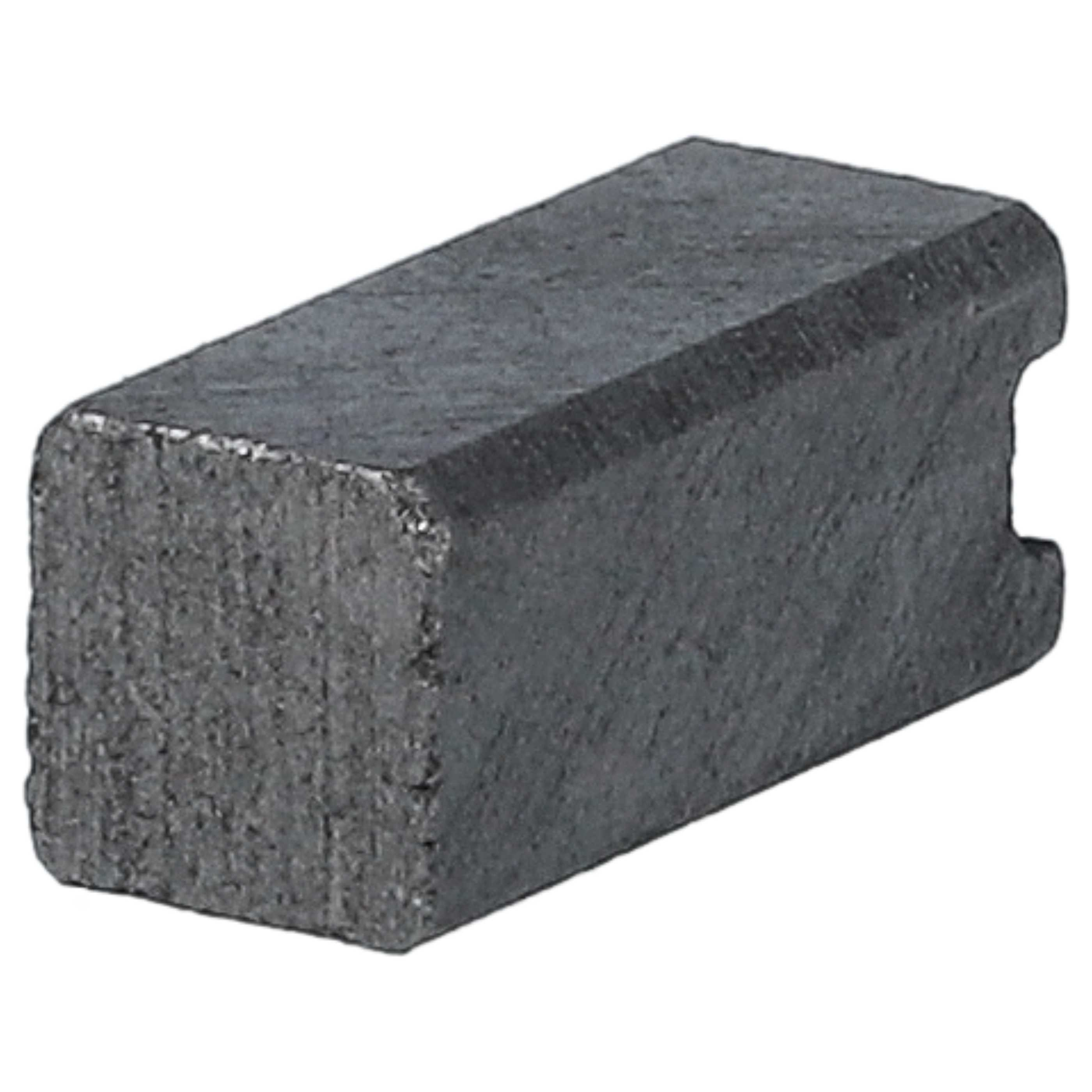 Ein graues, rechteckiges, metallisches Objekt mit einer Kerbe auf einer Seite. Das Objekt scheint aus Stein oder Metall zu sein.