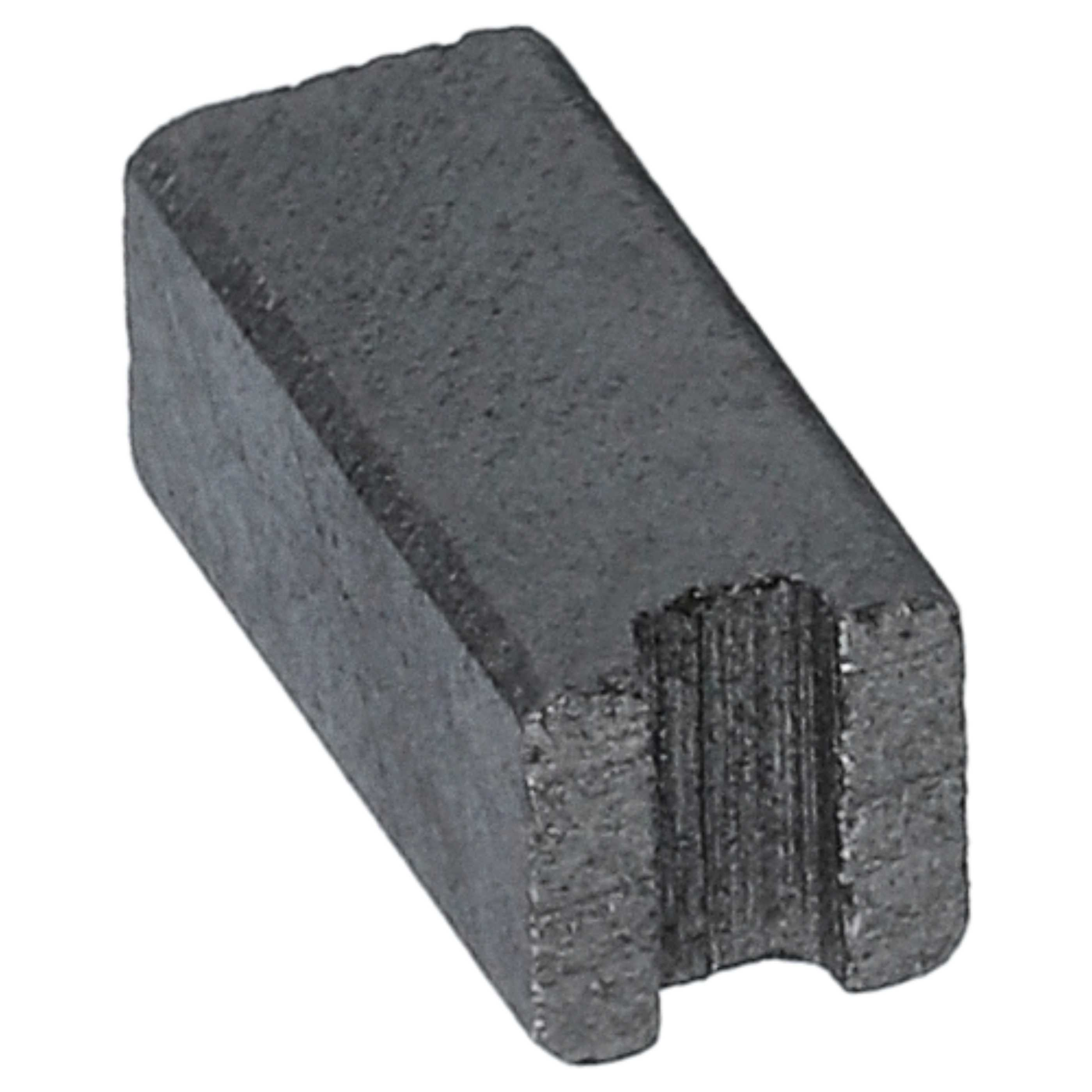 Ein rechteckiges, dunkelgraues Metallstück mit einer Kerbe an einem Ende. Die Oberfläche wirkt rau und strukturiert.