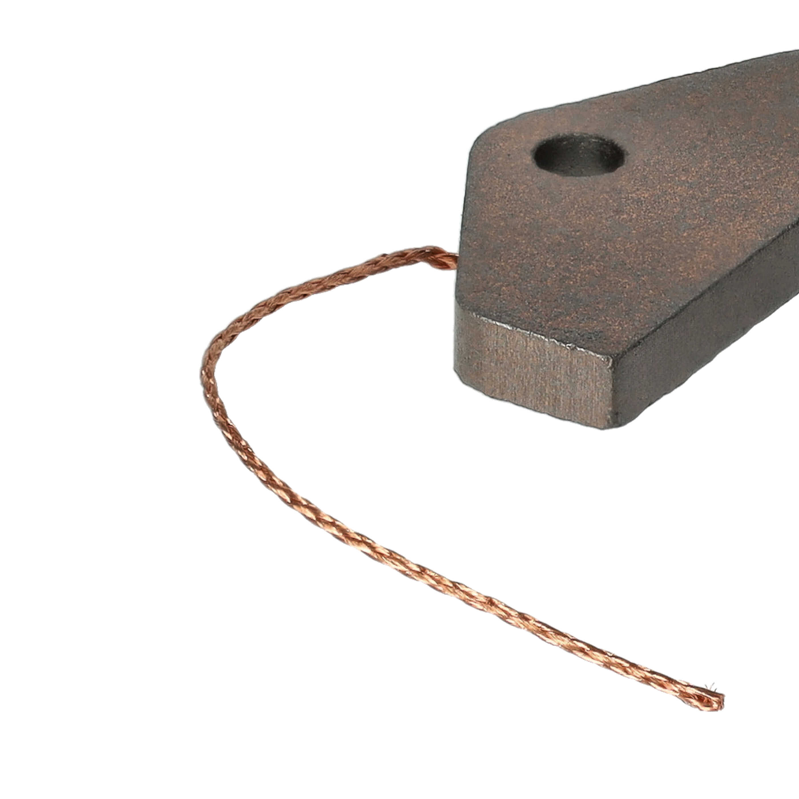 Ein braunes Metallstück mit einem Loch und einem Kupferdraht. Weißer Hintergrund.