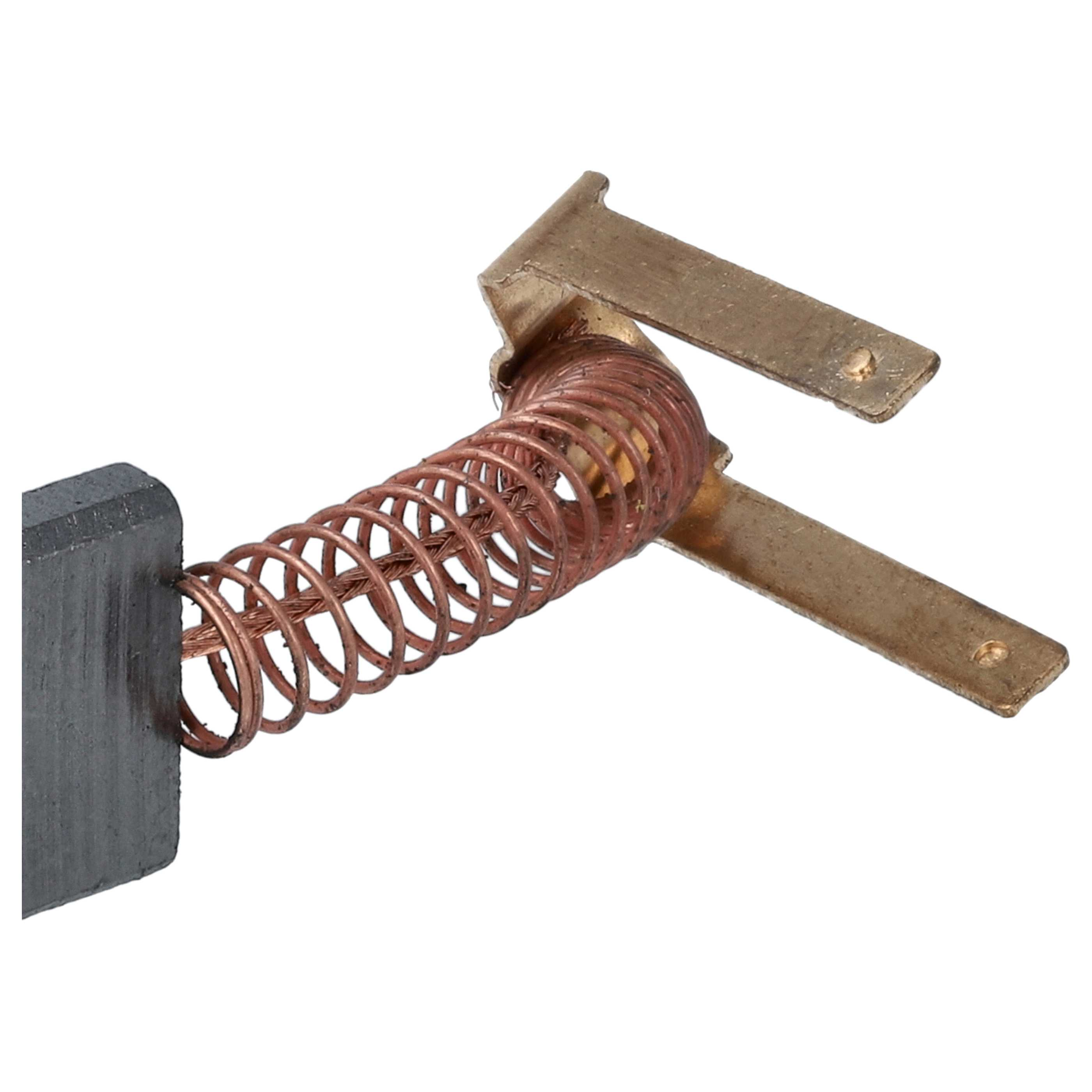 Nahaufnahme einer Kupferspule und einer Metallhalterung. Links ein dunkelgrauer Block. Der Hintergrund ist weiß.